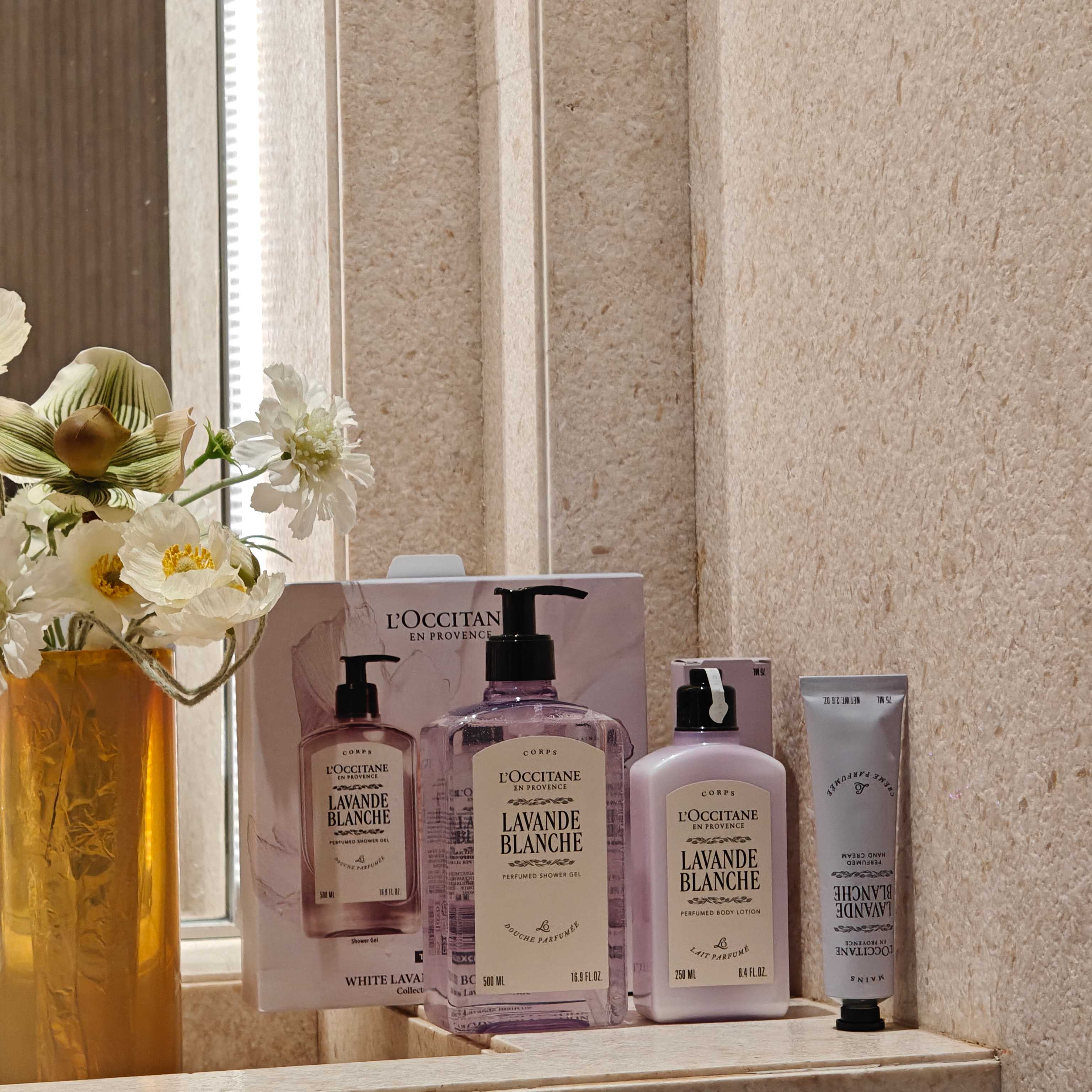 NO:811698,This three-piece L'Occitane white lavender cleansing and care set is a practical care combination that takes into account cleansing, moisturizing and fragrance retention. It provides basic body care in one set and is suitable for daily use or as a gift. Comes with a beautiful gift bag of the same brand.  The set contains 500ml shower gel, 250ml body lotion and 75ml hand cream, which is complete and has sufficient capacity. The shower gel has a transparent gel texture and foams richly and densely. It can gently cleanse the oil and dust on the surface of the skin. It is not slippery or dry after washing, and has a light white lavender fragrance;  The series of body lotions are light and moist in texture, and are added with moisturizing plant extracts. They are quickly absorbed after application, are non-sticky and do not stick to clothes. They lock in moisture for a long time and allow the fragrance to remain on the skin for a long time. The matching hand cream focuses on hand care, which can improve the problems of dryness and roughness, replenish moisture and oil for the hands, and is suitable for all seasons.  Used together, the three can form a complete care process from cleansing to nourishing. The aroma is progressive and lasts longer, while providing moisturizing care for the skin all over the body. The packaging is simple and elegant, with its own brand texture. It is a practical good thing for personal use to enhance the happiness of daily care. As a gift, it can also convey thoughtful life care and is suitable for a variety of scenarios. Toiletries19860909这套欧舒丹白薰衣草洗护三件套,是兼顾清洁、保湿与留香的实用型护理组合,一套搞定全身基础护理,日常自用或送礼都很合适.配同品牌精美礼品袋  套装包含500ml沐浴露、250ml身体乳与75ml护手霜,搭配完整且容量充足.沐浴露为透明啫喱质地,起泡丰富绵密,能温和清洁肌肤表层油脂与灰尘,洗完不假滑、不拔干,自带淡淡白薰衣草清香；同系列身体乳质地轻薄水润,添加了保湿植萃,涂抹后快速吸收,不粘腻不沾衣,长效锁水的同时,让香气在肌肤上持久留存；配套护手霜则专注手部护理,能改善干燥、粗糙问题,为双手补充水分与油脂,四季都适用.  三者搭配使用,能形成从清洁到滋养的完整护理流程,香气层层递进,留香更持久,同时为全身肌肤提供保湿呵护.包装简约大气,自带品牌质感,自用是提升日常护理幸福感的实用好物,作为礼物也能传递贴心的生活关怀,适配多种场景.,洗护用品,accessory