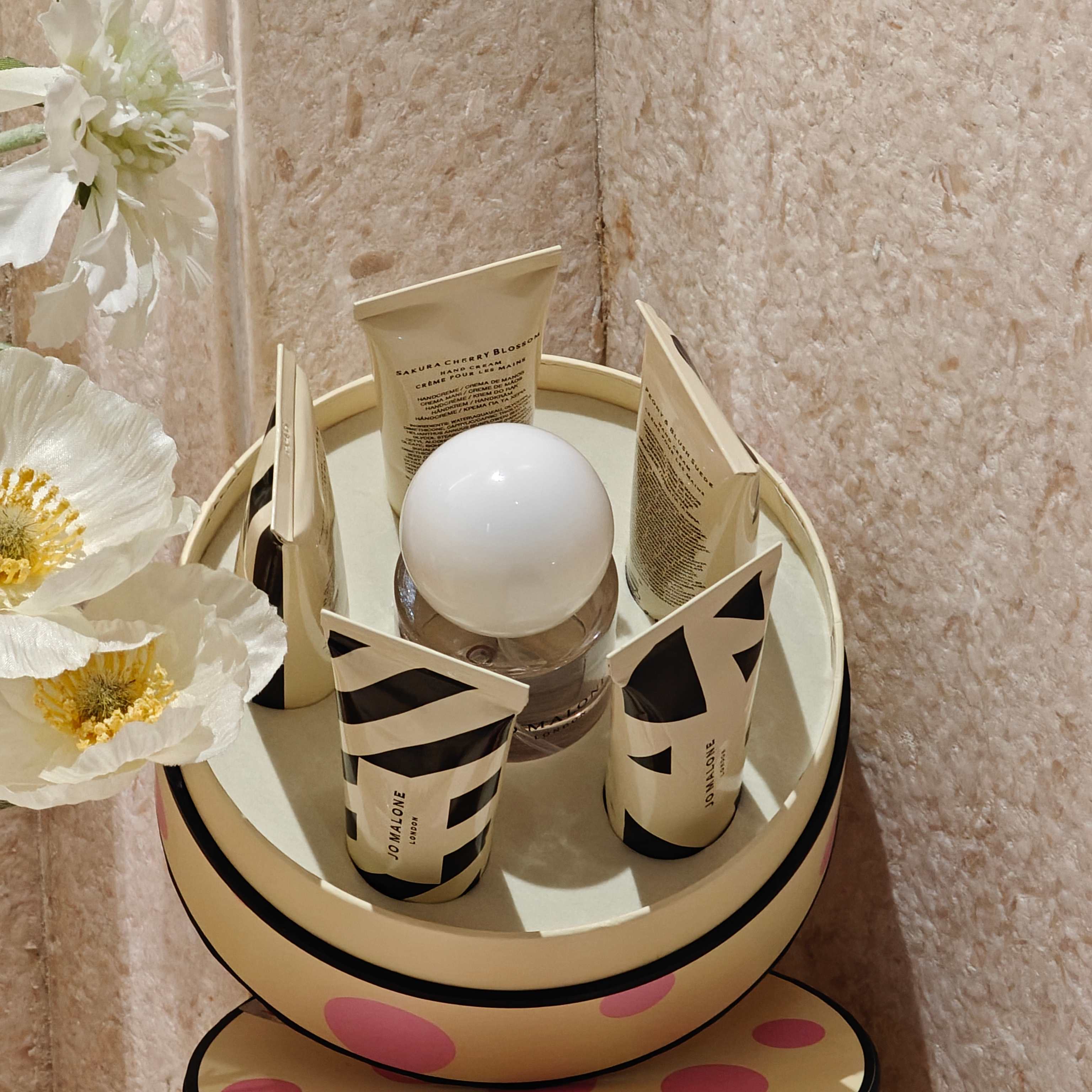 NO:879346,Each one has a unique gentle fragrance that lingers when you apply it lightly. The whole set is romantic and healing, and it is full of girlish poetry when given as a gift or kept for yourself. Perfume hand cream19860909每一款都是独一份温柔香气 随身轻涂留香萦绕,整套浪漫治愈,送礼自留都藏着满溢少女诗意.,香水护手霜,accessory