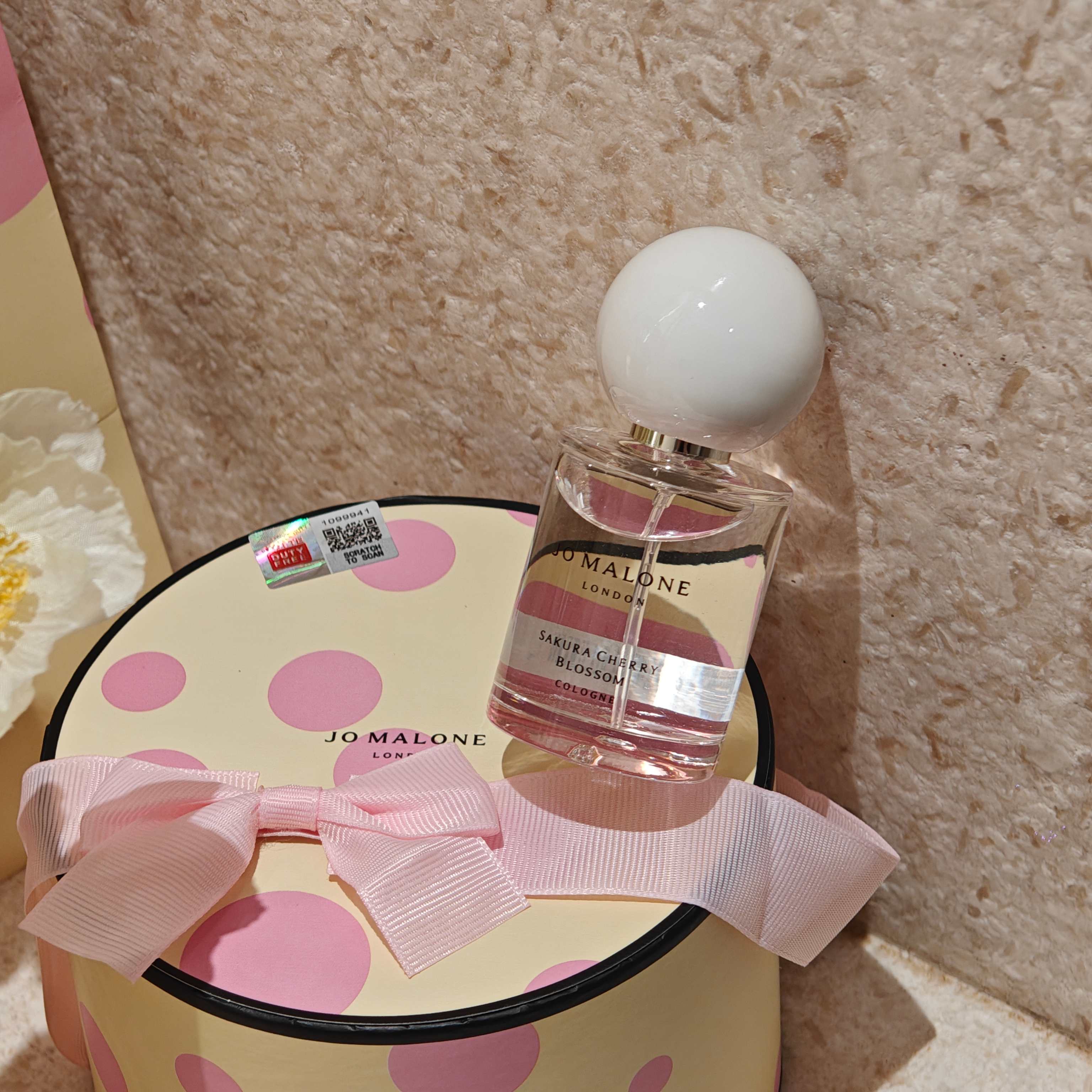 NO:879343,Jo Malone Cherry Blossom Limited Edition Perfume | Full of Spring Romantic Atmosphere. The round box with gentle pink polka dots on a custard yellow background, paired with a soft pink bow, the gentle and romantic packaging is instantly charming, full of spring girlishness. The 30ml Sakura Eau de Toilette is transparent and clean, with a clear bottle and a rounded white ball cap, which is simple and smart. The aroma is the sweet fragrance of light and gentle cherry blossoms, soft and not greasy, like walking on the street of falling cherry blossoms, the clean and sweet floral fragrance lingers around you.  Paired with five popular scented hand creams from the same series, Blue Wind Chime, English Pear, Sea Salt, Peony, and Cherry Blossom are collected together at once. The perfume and hand cream are paired together, and each gesture has its own light fragrance. Whether it is a limited-edition collection for your own collection, or as a birthday or holiday souvenir for your bestie, it will directly fill the romantic atmosphere, gentle and healing. #久malloncherry #fragrance gift, perfume hand cream19860909祖玛珑樱花限定香水｜春日浪漫氛围感拉满  奶黄底温柔粉波点圆盒,搭配柔粉蝴蝶结,温柔烂漫的包装一眼沦陷,满满春日少女感. 30ml樱花淡香水通透干净,澄澈瓶身搭配圆润白球瓶盖,简约又灵动.香气是清浅温柔的樱花甜香,柔和不齁腻,像漫步落樱街道,干净清甜的花香萦绕周身. 搭配同系列五支热门香护手霜,蓝风铃、英国梨、海盐、牡丹、樱花一次集齐.香水配手霜成套搭配,举手投足自带淡香. 无论是自留收藏限定颜值,还是当作生日、节日伴手礼送给闺蜜,浪漫氛围感直接拉满,温柔又治愈.  #祖玛珑樱花 #香氛伴手礼,香水护手霜,accessory
