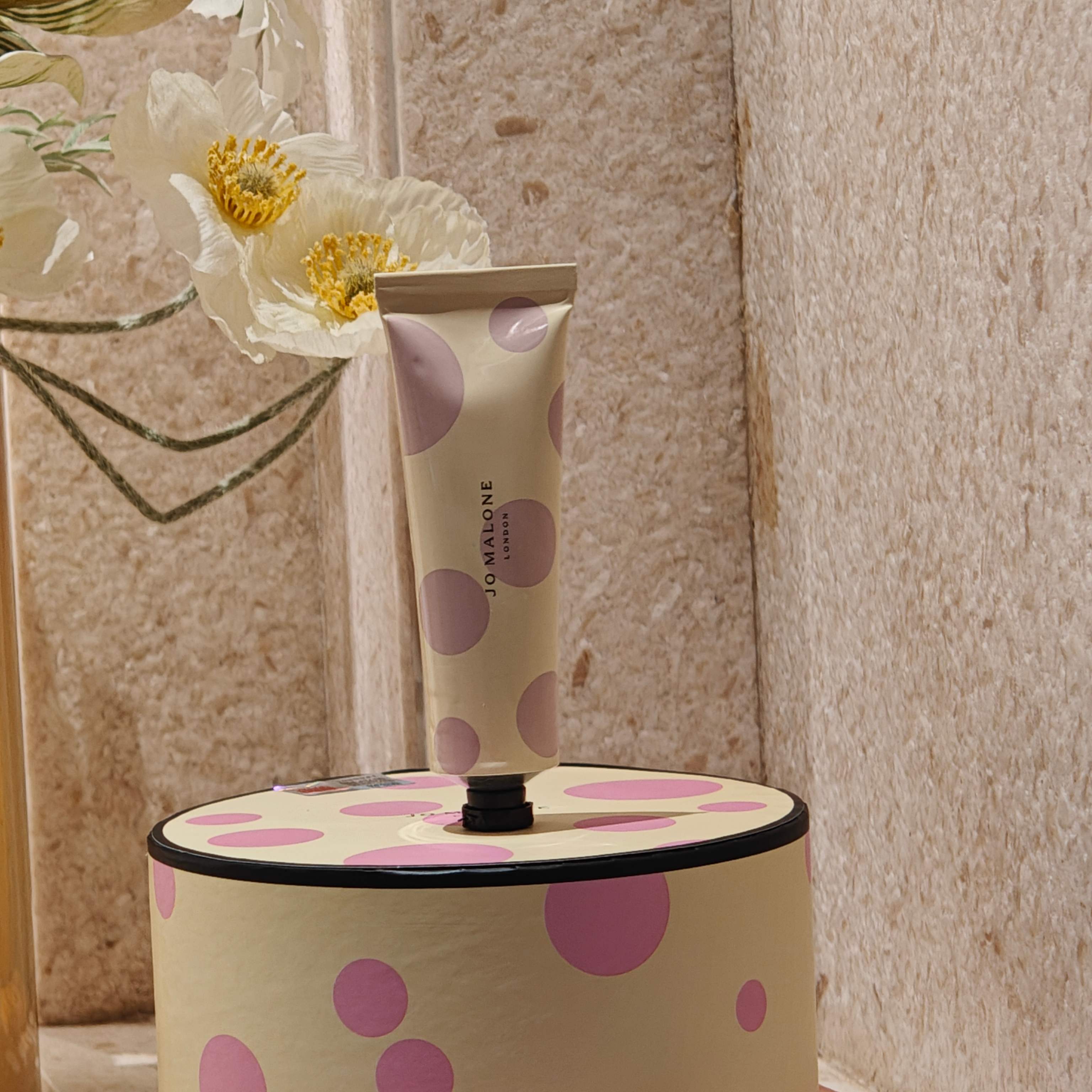 NO:879338,Light pink polka dot cherry blossom hand cream. The limited edition light pink polka dot tube has a warm and soft body, which perfectly echoes the gift box packaging. The classic cherry blossom fragrance is sweet and soft, restoring the clean floral fragrance of spring cherry blossoms. The cream is delicate and moisturizing, and can quickly smooth dry lines on the hands. 30ml is compact and portable, and it has a light cherry blossom scent when you raise your hand. Use it with the same series of cherry blossom perfume, the whole body fragrance is unified, and the romantic atmosphere is directly filled. Black and white geometric blue wind chime hand cream  The minimalist black and white striped design is full of high-end and highly recognizable. The signature blue wind chime fragrance is fresh and ethereal, with a refreshing melon and fruit scent, cooling and healing. The texture is light and moist, not sticky after absorption, and can provide long-lasting moisturizing for dry hands all year round. It is a small bag that can be reapplied at any time, and the cool and light fragrance lingers on the fingertips. It is the best choice for spring and summer refreshing fragrance. Perfume Hand Cream19860909浅粉波点樱花护手霜  限定浅粉波点管身温柔软萌,和礼盒包装完美呼应.经典樱花香调清甜柔和,还原春日落樱的干净花香.乳霜细腻润而不腻,快速抚平手部干纹,30ml小巧随身,抬手自带淡樱花气息.搭配同系列樱花香水使用,全身香调统一,浪漫氛围感直接拉满.  黑白几何蓝风铃护手霜  极简黑白条纹设计高级感十足,辨识度拉满.标志性蓝风铃香气清新空灵,带着清甜瓜果气息,清冷又治愈.质地轻薄水润,吸收后不黏腻,常年干燥手也能长效保湿.小小一支揣包随时补涂,清冷淡香萦绕指尖,是春夏清爽香型的不二之选.,香水护手霜,accessory