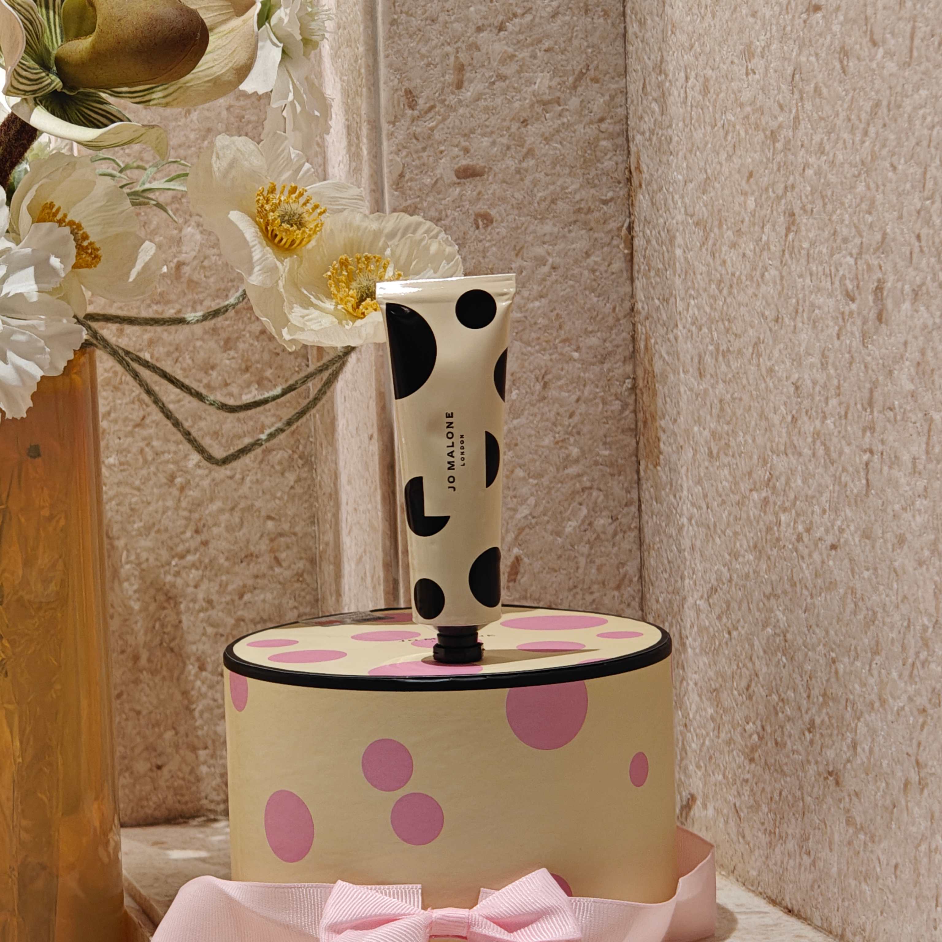 NO:879333,Black and white polka dot British pear hand cream (the retro black and white large polka dot tube is modern and playful, and perfectly echoes the polka dot design of the gift box. The classic British pear fragrance is sweet and soft, with sweet pear and light floral fragrance, gentle and not greasy. The cream is silky and easy to absorb, deeply moisturizing dry fingertips. The 30ml portable small tube can be reapplied with you. The sweet and fruity fragrance lingers when you raise your hand. Pair it with the same series of perfumes to create a soft and layered whole body fragrance. Black and white stripes·Sage and sea salt hand cream  The cool black and white twill packaging is simple and high-end, with a cool atmosphere. Sage and sea salt are the iconic neutral fragrances, and the salty sea breeze is mixed with the scent of grass and wood. It is clean and healing without being sweet. The texture is moist and non-sticky, and can long-term repair rough and dry lines. It is suitable for both men and women. Put it in your bag and apply it at any time, and the cool and light fragrance lingers on your fingertips. It is refreshing and comfortable to use in spring and summer. Perfume Hand Cream19860909黑白波点·英国梨护手霜（  复古黑白大波点管身摩登俏皮,和礼盒波点设计完美呼应.经典英国梨香清甜软润,带着清甜梨子与淡淡花香,温柔不腻.乳霜丝滑好吸收,深度滋润干燥指尖,30ml便携小管随身补涂,抬手萦绕清甜果香,搭配同系列香水,打造层次柔和的全身香气.  黑白条纹·鼠尾草与海盐护手霜  酷感黑白斜纹包装简约高级,清冷氛围感拉满.鼠尾草与海盐是标志性中性香,咸润海风混着草木气息,干净治愈不甜腻.质地水润不粘手,长效修护粗糙干纹,男女都适配.日常揣在包里随时涂抹,清冷淡香萦绕指尖,春夏使用清爽舒适.,香水护手霜,accessory
