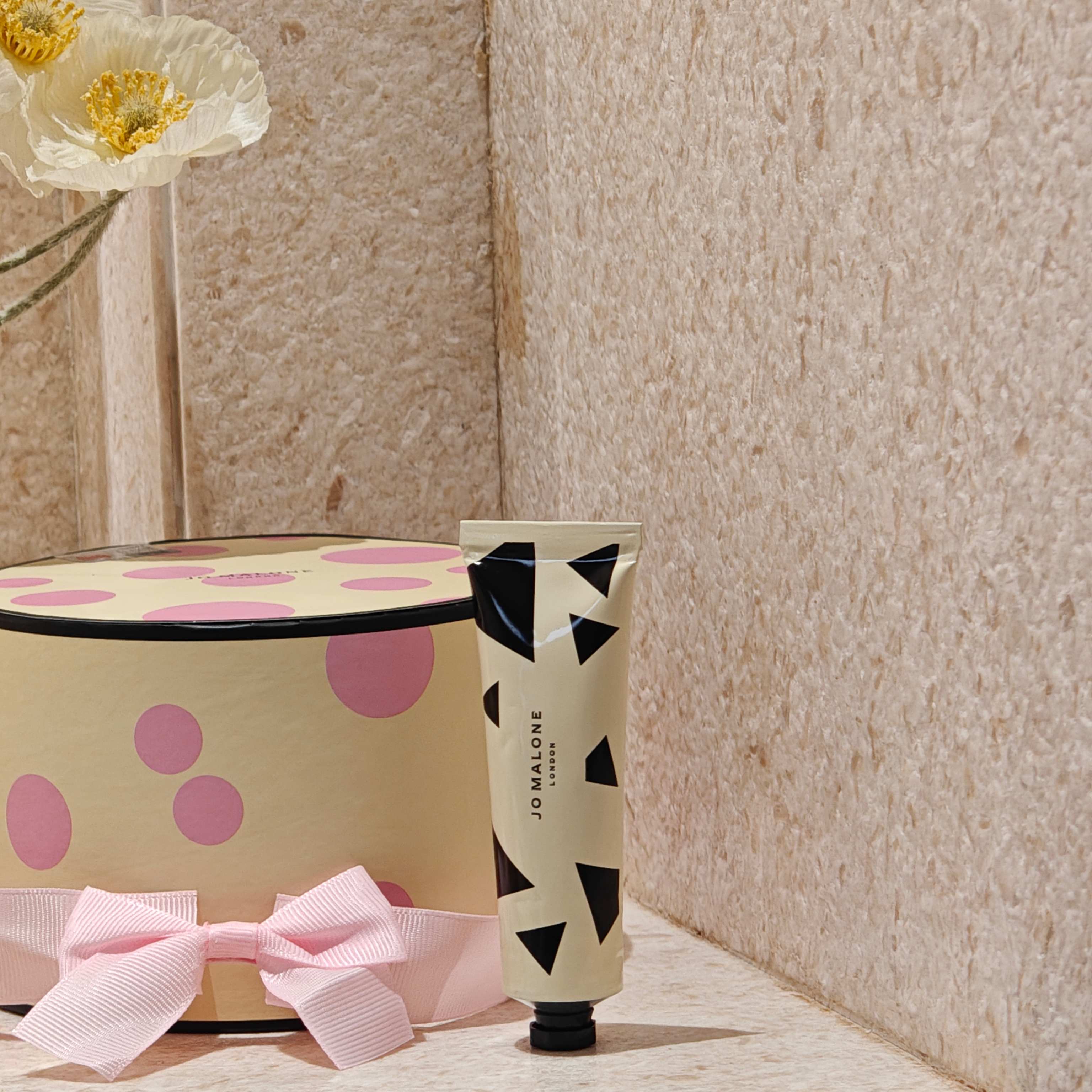 NO:879329,Peony Hand Cream has a unique black triangle limited tube body, simple and modern, and fits the style of the entire set of polka dot gift boxes. The rich peony floral fragrance is gentle and elegant, blended with the sweet fruity fragrance, elegant and not tacky. The texture of the cream is smooth and moisturizing, quickly improves dry hangnails, 30ml is compact and portable. Daily reapplying fingertips linger with the gentle floral fragrance, paired with the same series of cherry blossom perfume, full of layering, gentle atmosphere can be directly filled. Perfume hand cream19860909牡丹护手霜  独特黑三角限定管身,简约摩登,和整套波点礼盒风格适配.馥郁牡丹花香温柔雅致,糅合清甜果香,优雅不俗气.乳霜质地顺滑润手,快速改善干燥倒刺,30ml小巧随身.日常补涂指尖萦绕温柔花香,搭配同系列樱花香水,层次感十足,温柔氛围感直接拉满.,香水护手霜,accessory