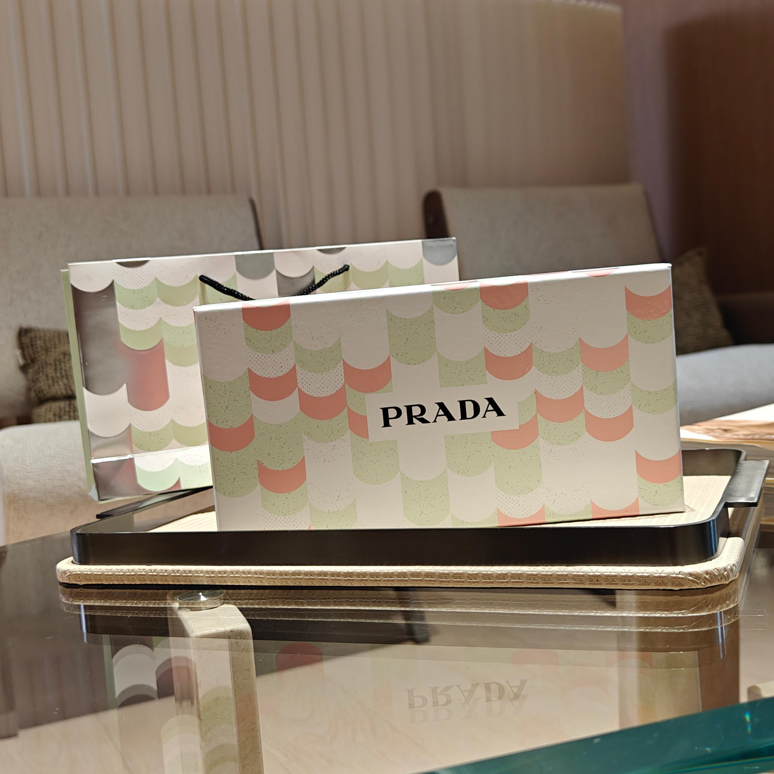 NO:919173,The first choice for atmospheric gifts is the Prada Sweet Dreams three-piece set. The pink and green contrasting triangular packaging is exquisite and high-end. It comes with its own brand gift bag. No additional matching is required when giving a gift, which makes it full of dignity. It contains 50ml of green subversive hand cream, 50ml of pink I'm Unpredictable hand cream, plus a 50ml sample of the same scented body lotion to complete the fragrance care from start to finish.  The green tube has a cool woody fragrance of iris, intertwined with orange blossom and cedar, which is clean and neutral and suitable for both men and women; the pink tube has a gentle milky wood floral fragrance, replicating my unpredictable and iconic sweet scent, with a soft and girly feel. The texture is moist and light, and it is absorbed immediately when applied, and it can provide long-term relief from dryness and roughness in autumn and winter, leaving a lasting impression.  Long-lasting natural pseudo-body fragrance. Paired with the same-scented body lotion, the whole body has a unified high-end fragrance. It is suitable for daily carry-on and home skin care. It is not wrong to give gifts for Christmas, birthdays and anniversaries. Give the luxurious sweet fragrance and delicate care to your loved ones., trendy toiletries department store, prada19860909氛围感送礼首选普拉达甜梦三件套,粉绿撞色三角包装精致高级,自带品牌礼袋,送礼无需额外搭配,体面感拉满.内含50ml绿色颠覆护手霜、50ml粉色我本莫测护手霜,再加50ml同款香身体乳小样,从头到手承包香氛护理. 绿管是清冷鸢尾木质香,橙花与雪松交织,干净中性男女皆宜；粉管温柔奶木花香,复刻我本莫测标志性甜润气息,软嫩少女感十足.质地水润轻薄,推开即刻吸收,长效缓解秋冬干裂粗糙,留香绵长自然伪体香.搭配同香身体乳,全身统一高级香调,日常随身、居家护肤都适配.圣诞、生日、纪念日送礼不出错,把奢润甜香与细腻呵护一并赠予挚爱.,洗护用品潮品百货,prada,accessory