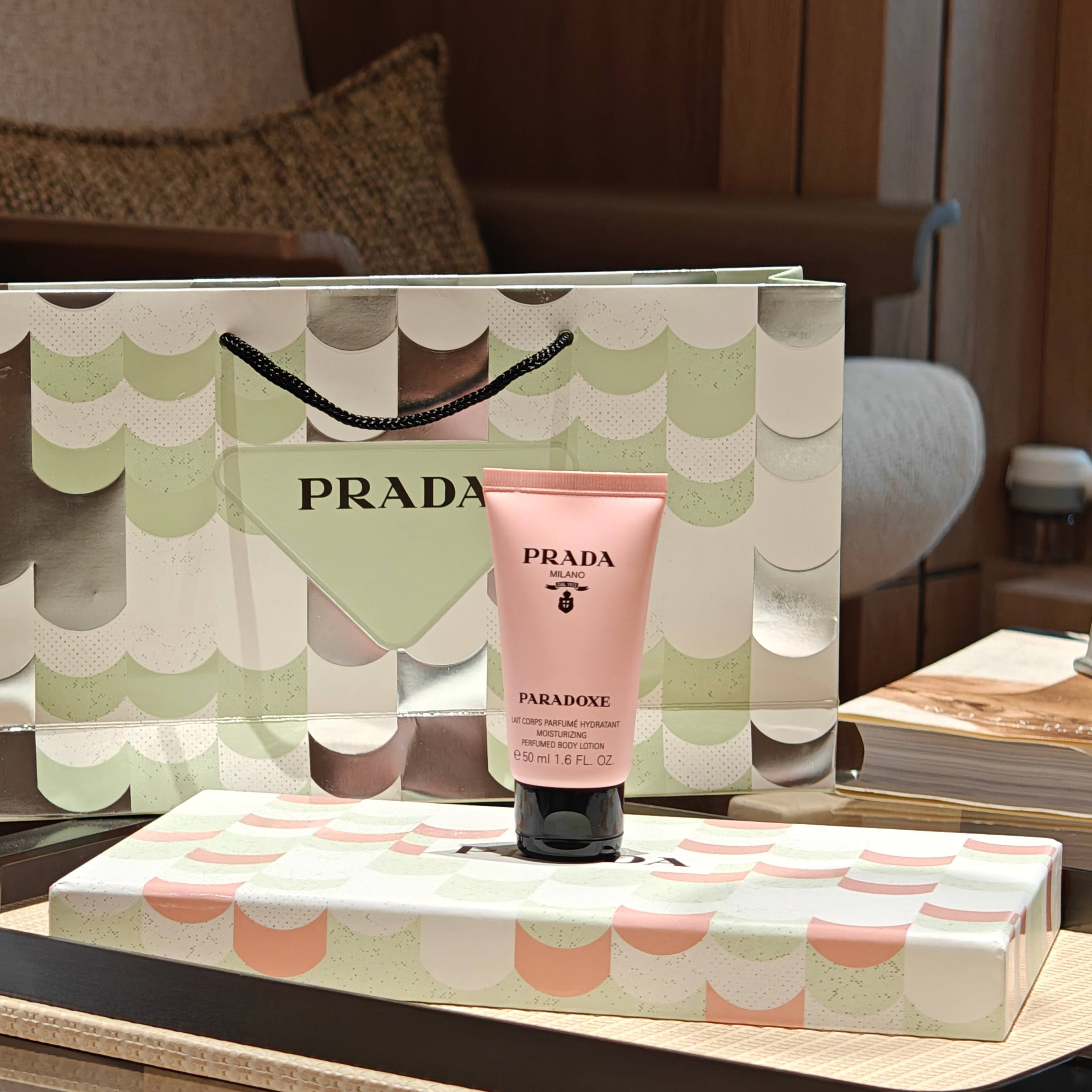 NO:919169,RADA My Unpredictable Fragrance Body Lotion Mini 50ml, a small and portable bottle that is just right for storage and travel without any burden. The iconic soft pink tube is paired with the brand's classic triangular gift bag, and the packaging is gentle and luxurious. You can keep it alone or pair it with the hand cream as a set to give a full sense of atmosphere.  Replicating my unpredictable amber floral fragrance, sweet peony is blended with mellow amber, which is gentle and rich in layers. It has a pseudo-body fragrance when applied. The texture of the cream is silky and light, and is quickly absorbed by the skin without being sticky. It can soothe dry and peeling skin in autumn and winter, and provide long-lasting moisturizing to the skin.  A small bottle of concentrated big-name fragrance care, apply before bed and moisturize after bathing, the fragrance is soft and long-lasting. The exquisite capacity takes into account both practicality and appearance, making it a decent and high-end gift. You can enjoy the exclusive romantic and luxurious care of Prada at any time in your daily life., trendy toiletries department store, prada, prada19860909RADA我本莫测香氛身体乳迷你50ml,便携小支恰到好处,随身收纳、出行携带毫无负担.标志性柔粉管身搭配品牌经典三角礼袋,包装温柔轻奢,单支自留或是搭配护手霜成套送礼都氛围感十足. 复刻我本莫测标志性琥珀花香调,清甜牡丹糅合醇厚琥珀,温柔又富有层次,涂抹间自带伪体香.乳霜质地丝滑轻薄,上肤快速吸收不黏腻,能舒缓秋冬干燥起皮,给肌肤长效保湿. 小小一支浓缩大牌香氛护理,睡前涂抹、沐浴后润肤,留香柔和持久.精致容量兼顾实用与颜值,送礼体面高级,日常随时享受专属普拉达的浪漫奢护.,洗护用品潮品百货,prada,prada,accessory