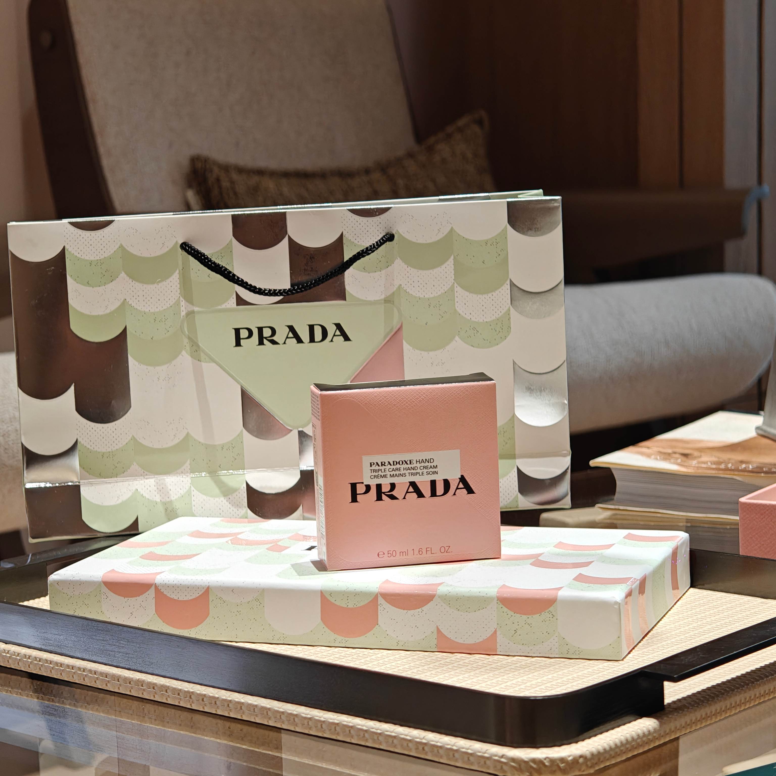 NO:919165,RADA Powder Tube Wo Ben Mo unpredictable hand cream. The gentle peach pink tube body is matched with the brand's classic triangle logo. It is light and luxurious and simple. It has a high-end texture when you first get it. It is especially decent when paired with a set of gift bags. The fragrance is derived from the popular model Wo Ben Mo.  Test, the fragrant peony is rubbed with warm amber, sweet but not greasy, the soft floral fragrance lingers on the fingertips, and when you raise your hand, you will find a natural pseudo-body fragrance. The texture of the cream is fine and smooth, it is quickly absorbed when pushed, not sticky at all, and can deeply repair chapped hangnails.  , locks moisture in hands for a long time. The 50ml portable capacity is suitable for carrying in bags or desks, and it can protect your hands at any time. Whether it is for daily care, or combined with green tube hand cream and body lotion to form a winter three-piece set, it is suitable for giving as a gift. It has a romantic and gentle atmosphere. Carrying Prada's unique elegant fragrance with you, every time you apply it on your hands, it is an exquisite ritual., Trendy toiletries department store, prada, prada19860909RADA粉管我本莫测护手霜,温柔蜜桃粉管身搭配品牌经典三角标识,轻奢简约,上手自带高级质感,搭配成套礼袋送礼格外体面.香调源自爆款我本莫测,馥郁牡丹揉着温润琥珀,甜而不腻,柔婉花香萦绕指尖,抬手便是自然伪体香.乳霜质地细腻顺滑,推开快速吸收,完全不黏腻,能深层修护干裂倒刺,长效锁住手部水分.50ml便携容量,放包里、放办公桌都合适,随时呵护双手.无论是自用日常护理,还是搭配绿管护手霜、同香身体乳组成冬日三件套送人都适配,自带浪漫温柔氛围感,把普拉达独有的优雅香气随身携带,每一次涂手都是精致仪式感.,洗护用品潮品百货,prada,prada,accessory