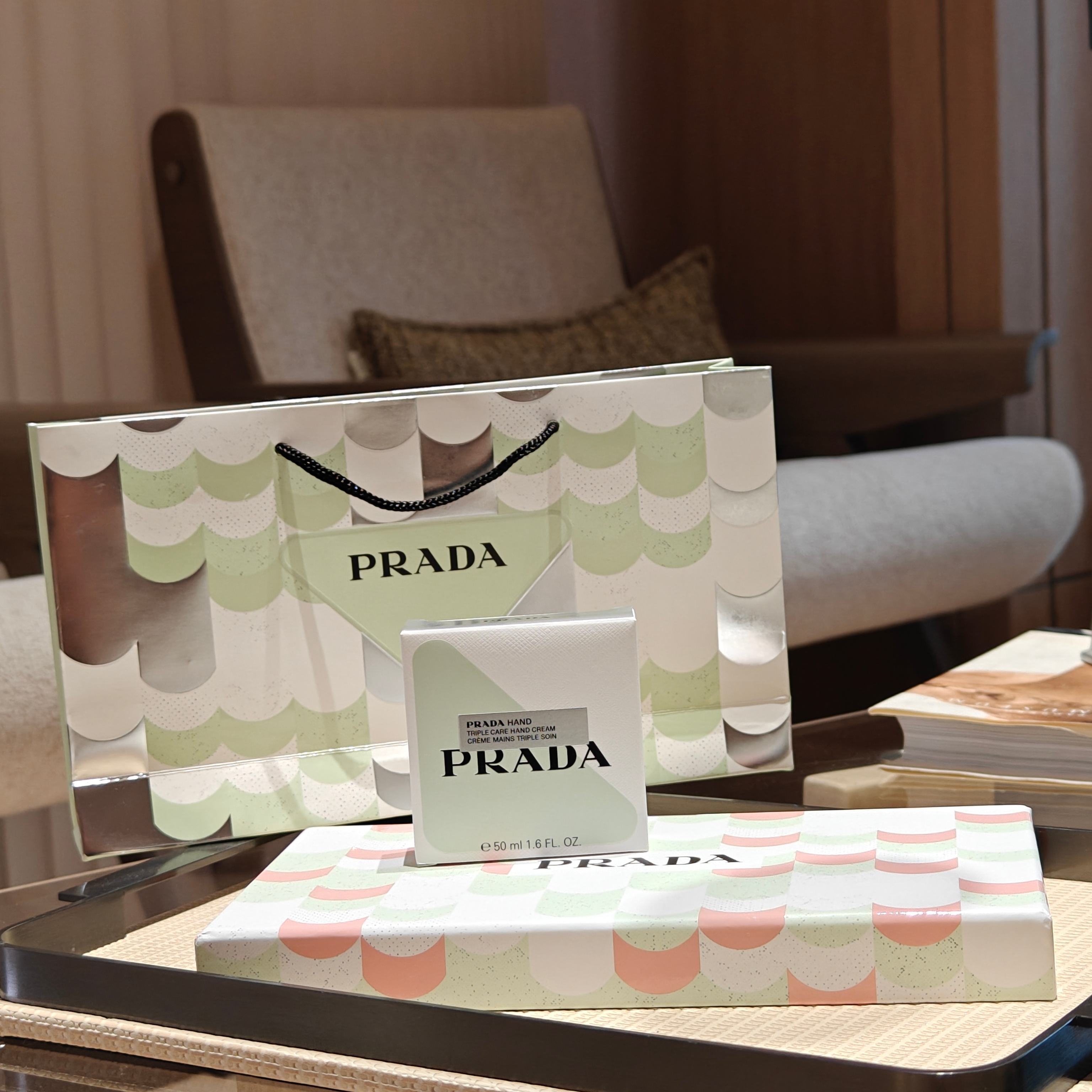NO:919160,The RADA green tube subverts hand cream. The fresh mint green tube body is matched with the brand's iconic triangle logo. The cool and simple high-end texture is instantly captivating, and it is matched with the brand gift bag to give a gift. The unique neutral woody iris fragrance, clear orange blossom blended with calm cedar, fades away the sweetness, and the clean and alienating fragrance is suitable for both men and women. The texture of the silky cream is light and easy to spread, and is quickly absorbed without leaving a trace. It repairs dry hangnails, light thorns, and thorns.  Reduces fine lines on hands, long-lasting moisturizing without drying out. 50ml portable size, just perfect for commuting and traveling in a small bag. Can be combined with the powder tube of my hand cream and the same fragrance body lotion to form a winter three-piece set, with complementary warm and cold fragrances. The cold fragrance wraps the hands delicately and softly, releasing a low-key luxury fragrance when raising the hands. Daily care has its own atmosphere, and it can be used as gifts for personal use to show its unique taste., trendy toiletries department store, prada19860909RADA绿管颠覆护手霜,清新薄荷绿管身搭配品牌标志性三角logo,清冷简约的高级质感一眼沦陷,搭配品牌礼袋送礼格调拉满.独树一帜的中性木质鸢尾香,清透橙花糅合沉静雪松,褪去甜腻,干净疏离的香气男女都适配.丝润乳霜质地轻薄好推开,吸收迅速不糊手,修护干燥倒刺、淡化手部细纹,长效保湿不拔干.50ml随身便携尺寸,通勤、出行塞进小包刚刚好.可搭配粉管我本莫测护手霜、同香身体乳组成冬日三件套,冷暖香调互补.清冷香氛包裹细腻柔润双手,抬手间释放低调奢香,日常护理自带氛围感,自用送礼都尽显独特品味.,洗护用品潮品百货,prada,accessory