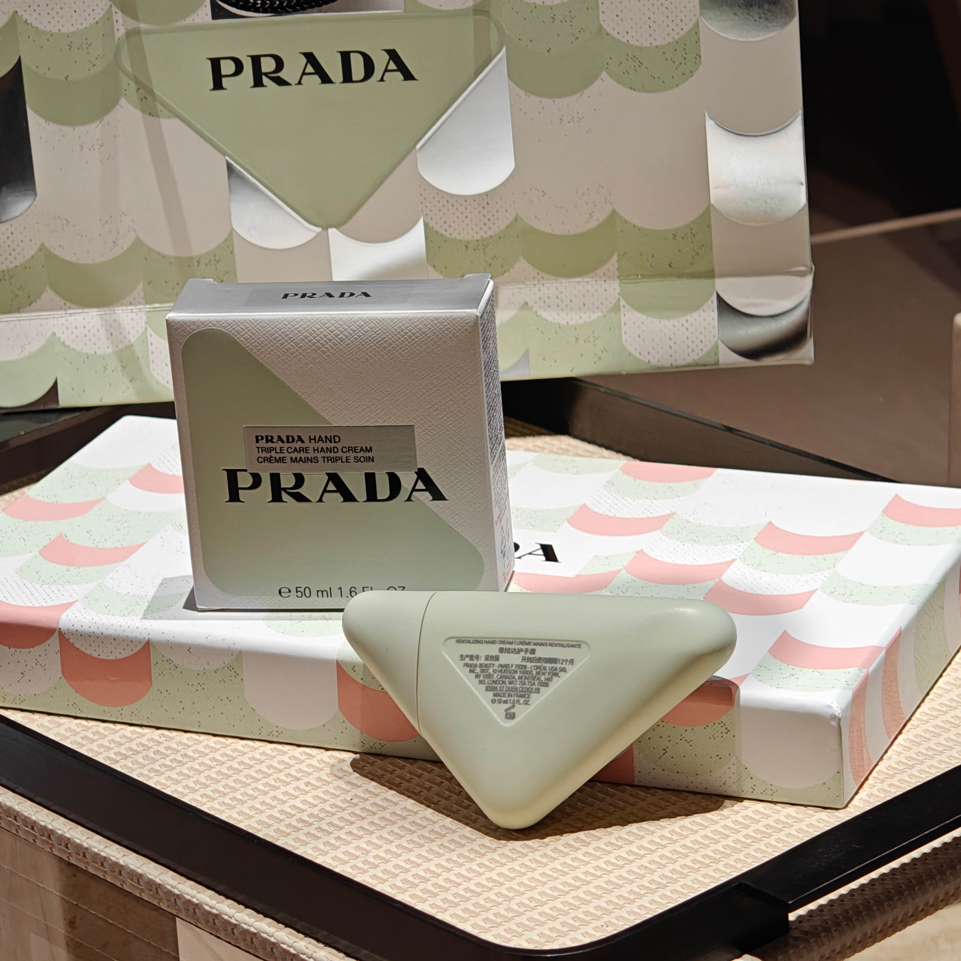 PRADA绿管颠覆护手霜,清新薄荷绿管身搭配品牌标志性三角logo,清冷简约的高级质感一眼沦陷,搭配品牌礼袋送礼格调拉满 3