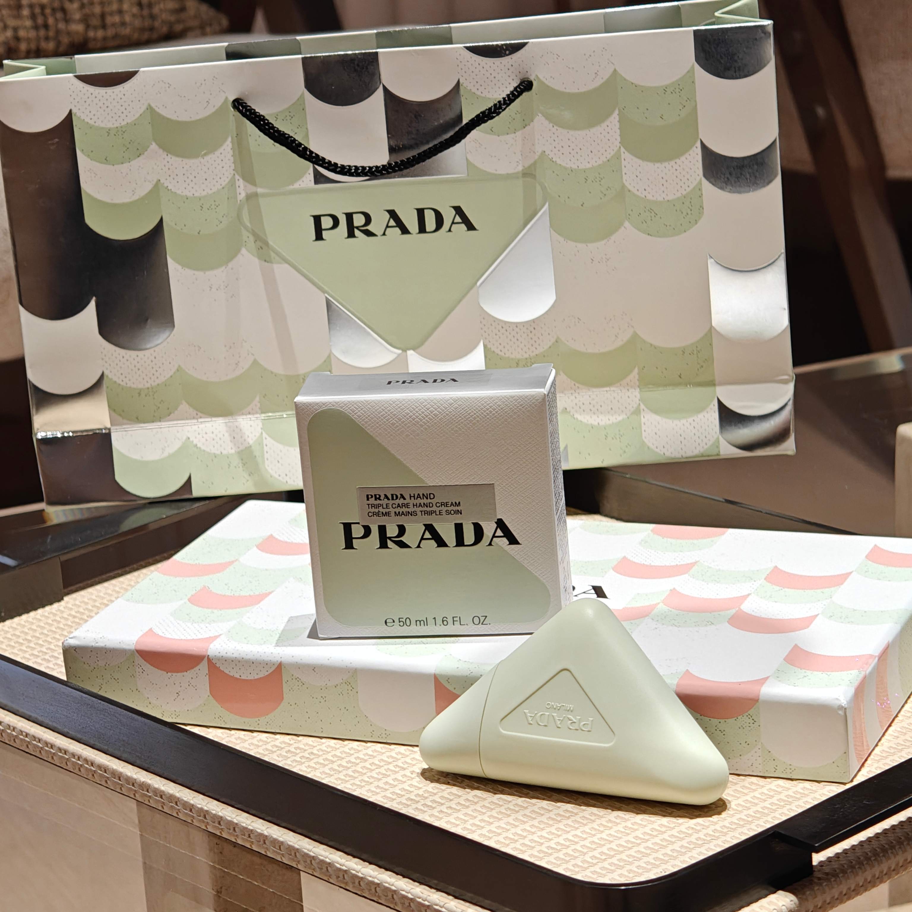 PRADA绿管颠覆护手霜,清新薄荷绿管身搭配品牌标志性三角logo,清冷简约的高级质感一眼沦陷,搭配品牌礼袋送礼格调拉满 2