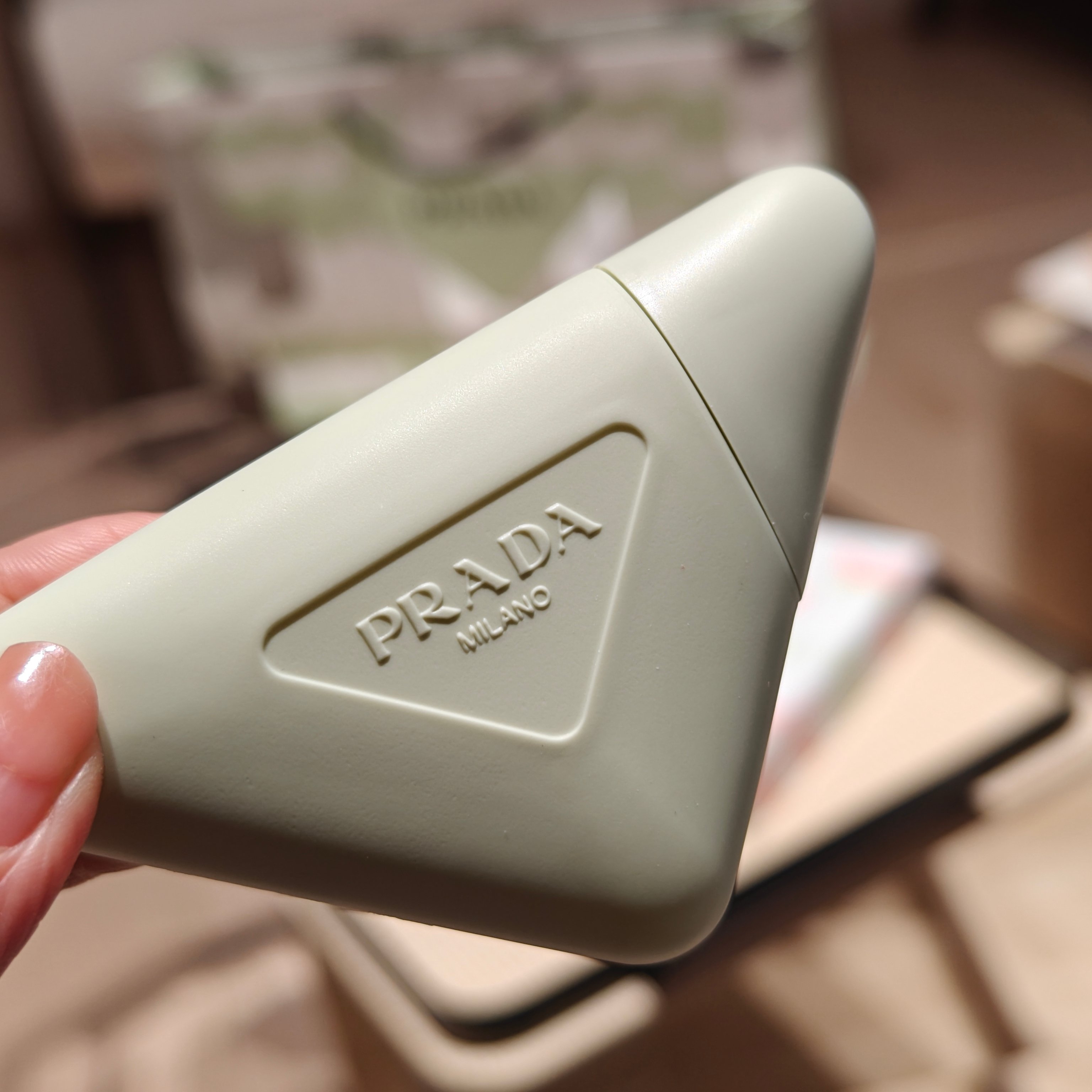 PRADA绿管颠覆护手霜,清新薄荷绿管身搭配品牌标志性三角logo,清冷简约的高级质感一眼沦陷,搭配品牌礼袋送礼格调拉满 7