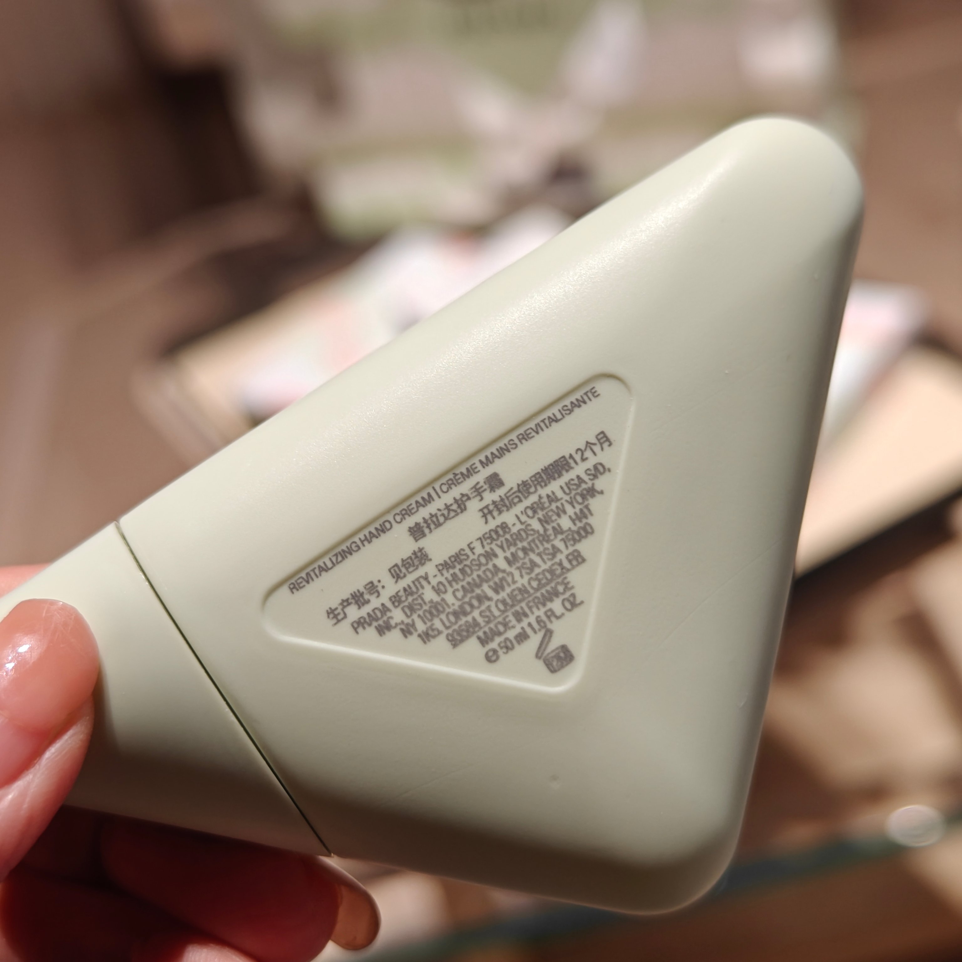 PRADA绿管颠覆护手霜,清新薄荷绿管身搭配品牌标志性三角logo,清冷简约的高级质感一眼沦陷,搭配品牌礼袋送礼格调拉满 8