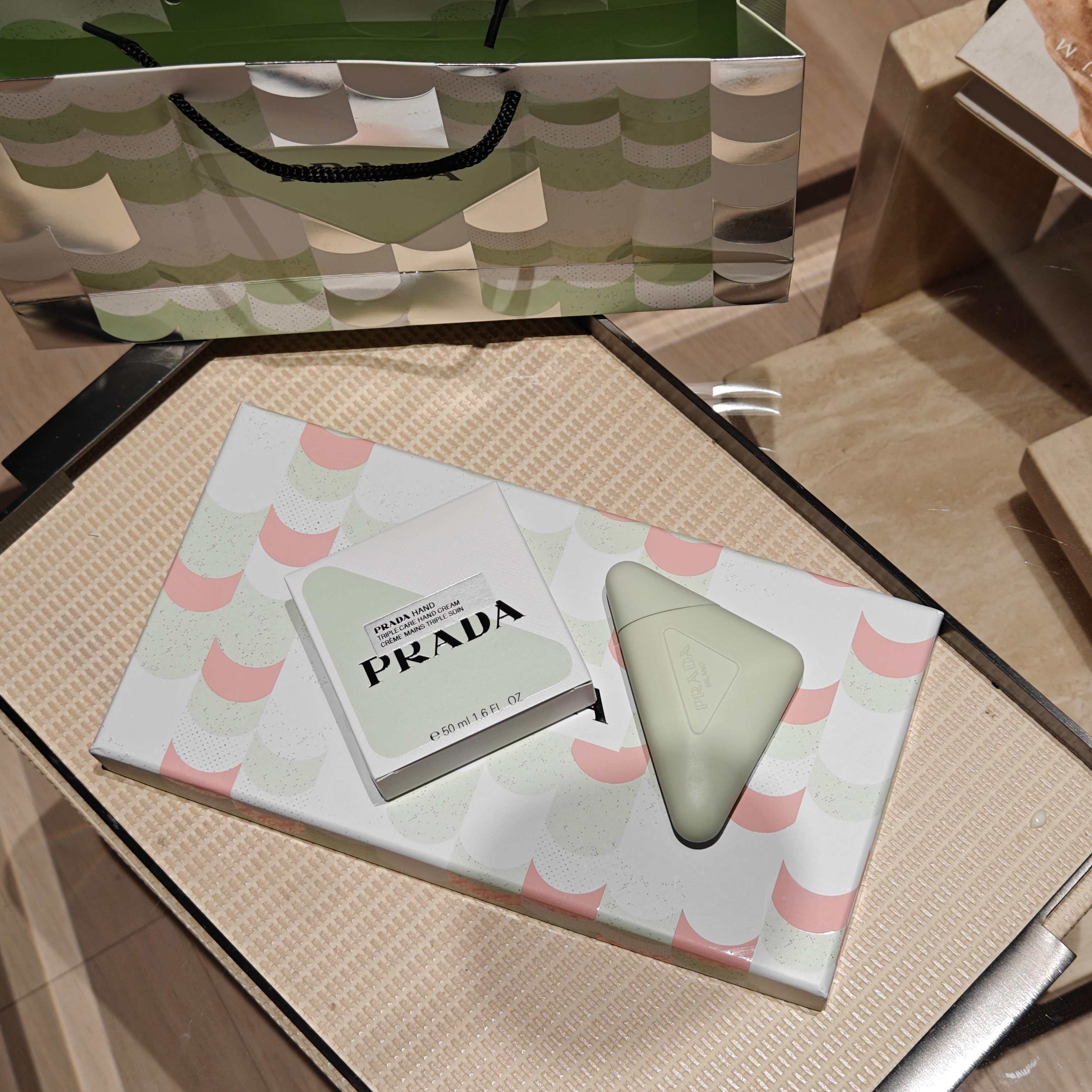 PRADA绿管颠覆护手霜,清新薄荷绿管身搭配品牌标志性三角logo,清冷简约的高级质感一眼沦陷,搭配品牌礼袋送礼格调拉满 5