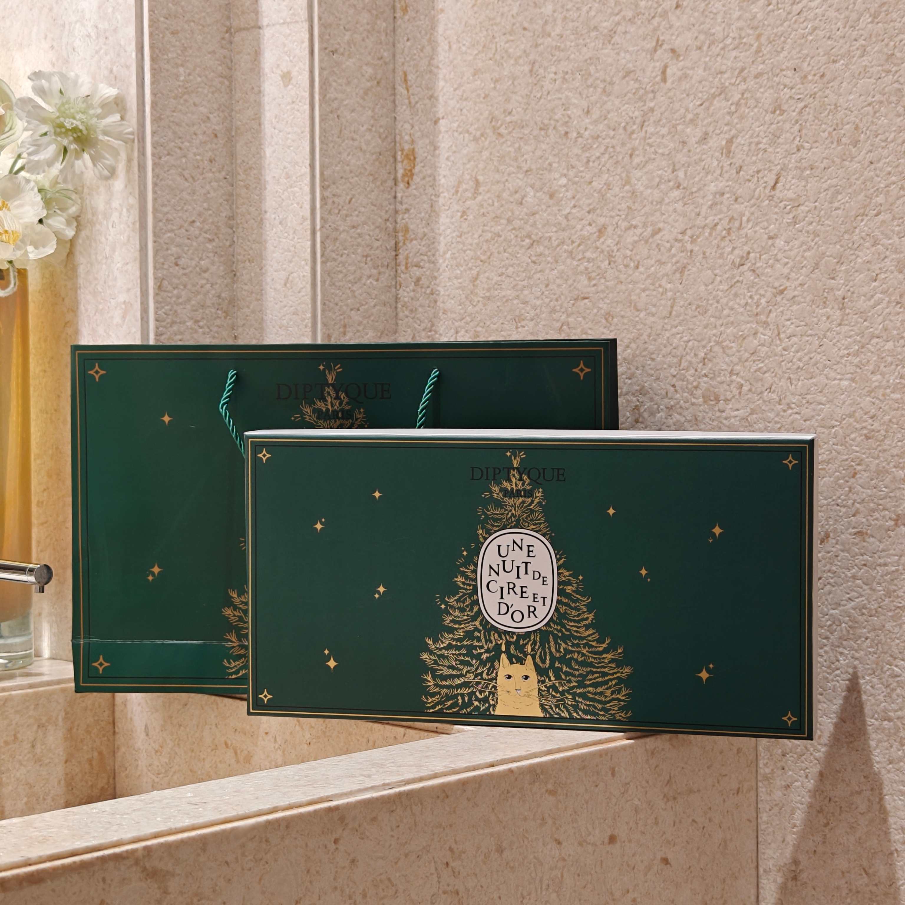 NO:939194,Dityque Hand Cream Six-piece Set 26 Edition Who can refuse a complete gift box with 6 pieces of fragranced hand cream? Dityque 26 limited edition hand cream set, 45ml x 6 pieces, puts the atmosphere of home into your hands. It includes six classic fragrances of Toussaint, Skin Flower, Perrier, Rose Water, Almond Milk, and O'Fern, unlocking Dityque's signature fragrance at once.  It has a milky and silky cream texture that is light and easy to apply. It is not sticky or sticky, and does not leave a shine after application. It deeply nourishes dry hands, improves rough hangnails in autumn and winter, and keeps fingertips soft and delicate at all times. Toussaint is gentle and lazy, rose water is sweet and romantic, and almond milk is warm and healing. Each one is a different olfactory experience. The compact tube is perfect for commuting or business trips in your bag.  The dark green Christmas gift box is exquisite and high-end. For personal use, change the fragrance every day to unlock different moods. The gift is decent and tasteful. Let your hands be wrapped in the high-end fragrance, and you will feel the atmosphere when you raise your hand, filling the sense of ritual. Chaopin Department Store Hand Cream19860909Dityque蒂普提克护手霜六件套26版  谁能拒绝一套集齐6支香氛护手霜的全套礼盒蒂普提克26限定护手霜套装,45ml×6支,把家的氛围感揣进手里.包含杜桑、肌肤之花、巴黎之水、玫瑰之水、杏仁牛奶、奥费恩六款经典香调,一次解锁dityque招牌香气.  奶润丝滑的乳霜质地,上手轻薄好推开,不黏腻不糊手,涂完不会留下油光.深层滋养干燥双手,改善秋冬粗糙倒刺,指尖时刻保持软嫩细腻.  杜桑温柔慵懒,玫瑰之水清甜浪漫,杏仁牛奶温润治愈,每一支都是不一样的嗅觉体验.小巧管身,放包里通勤、出差都刚刚好.  墨绿色圣诞礼盒精致高级,自用每日换香解锁不同心情,送礼体面又有品味.让双手被高级香氛包裹,抬手便是氛围感,把仪式感拉满.,潮品百货护手霜,accessory