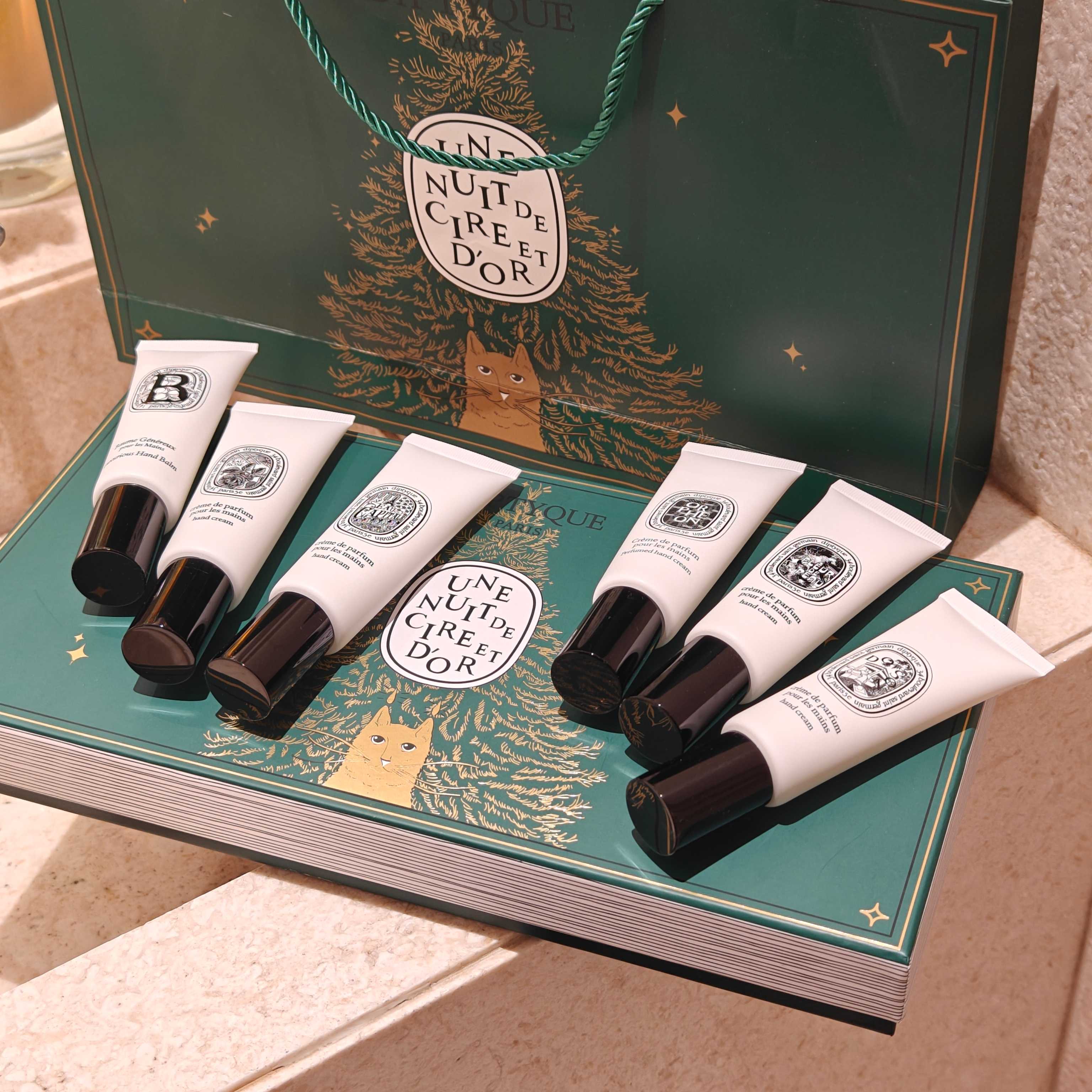 NO:939178,Refuse the sweet routine and unlock the fragrance atmosphere that belongs to adults. Tiptique's six-piece limited hand guard set, 45ml*6 bottles, combines Toussaint, Les Fleurs, Perrier, Rose Water, Almond Milk, and Orfein, and collects multiple iconic fragrances at one time.  It has a smooth cream texture, is quickly absorbed by the hand, does not stick to the hands or stick to the keyboard, and has no heavy or greasy feeling. It effectively smoothes dry lines and hangnails on the hands, and powerfully combats dryness in autumn and winter. It has both repairing power and refreshing skin feel. It is practical and stylish at the same time.  Fragrances that are not cliche, but can be soft and sassy. The lazy and distant scent of Toussaint, the cold and clear scent of O'Fern, the neat and free spirit of Perrier. Each scent has its own personality and sharpness. When you raise your hand, the low-key and high-end scent quietly diffuses, and the aura is revealed quietly.  The retro dark green gift box has a full texture and is not limited to a girly feel. For personal use, you can switch the fragrance type at will to suit different occasions; as a gift, the style can be filled directly. There is no need to deliberately show off, the fragrance flowing on your fingertips is your unique attitude statement, trendy department store hand cream19860909拒绝甜腻套路 解锁属于成年人的香氛气场 蒂普提克限定护手六件套,45ml*6支,集结杜桑、肌肤之花、巴黎之水、玫瑰之水、杏仁牛奶、奥费恩,一次集齐多款标志性香调.  利落的乳霜质地,上手速吸收,不粘手不糊键盘,没有厚重油腻感.高效抚平手部干纹倒刺,强悍对抗秋冬干燥,兼顾修护力与清爽肤感,实用与格调同时在线.  不流于俗套的香调,可柔可飒.杜桑的慵懒疏离,奥费恩的冷冽清透,巴黎之水的利落洒脱,每一款香气都自带个性锋芒.抬手之间,低调高级的香气悄然弥散,气场不动声色流露.  复古墨绿礼盒质感拉满,不拘泥于少女感.自用,随心切换香型,适配不同场合状态；送礼,格调直接拉满.不必刻意张扬,指尖流转的香气,就是独属于你的态度宣言,潮品百货护手霜,accessory
