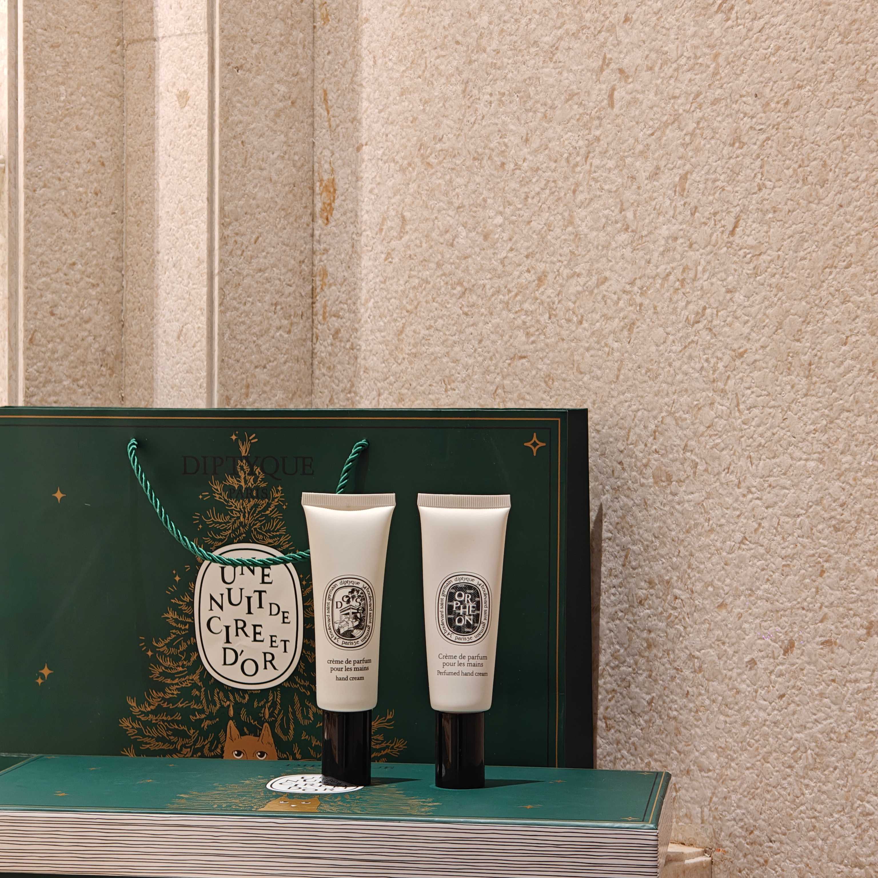 NO:939171,Orhéon has a neutral woody fragrance with the atmosphere of a Parisian jazz club. The opening of juniper berry is refreshing and transparent, and it slowly blends into the elegant jasmine. The base notes are cedar mixed with tonka bean, which is warm and mellow, not sweet and not greasy. The cream is silky and easy to absorb, repairing dry hand skin. It has a retro and lazy story feel when applied. It is suitable for both men and women. It emits a low-key and high-end pseudo-body fragrance with raised hands. Eau Caitale  Charming rose chypre fragrance, rose mixed with pink pepper and patchouli, the floral fragrance is soft and spicy, breaking the sweetness of ordinary roses. The moist cream nourishes dry fingertips, improves rough dry lines, absorbs freshness and is non-sticky. The rich and restrained aroma, with its own urban and modern temperament, is unique to Paris, romantic and free, and directly fills the atmosphere. Trendy department store hand cream19860909奥费恩（Orhéon）  自带巴黎爵士俱乐部氛围感的中性木质香,杜松子开篇清冽通透,缓缓晕开雅致茉莉,后调雪松混合零陵香豆,温润醇厚,不甜不腻.乳霜丝润好吸收,修护干燥手部肌肤,上手是复古慵懒的故事感,男女都适配,抬手散发低调高级的氛围感伪体香.  巴黎之水（Eau Caitale）  迷人的玫瑰西普香调,玫瑰糅合粉红胡椒与广藿香,花香柔婉又带着辛香的利落,打破普通玫瑰的甜腻感.绵润乳霜滋养干燥指尖,改善粗糙干纹,吸收清爽不黏糊.馥郁又克制的香气,自带都市摩登气质,是独属于巴黎的浪漫洒脱,氛围感直接拉满.,潮品百货护手霜,accessory