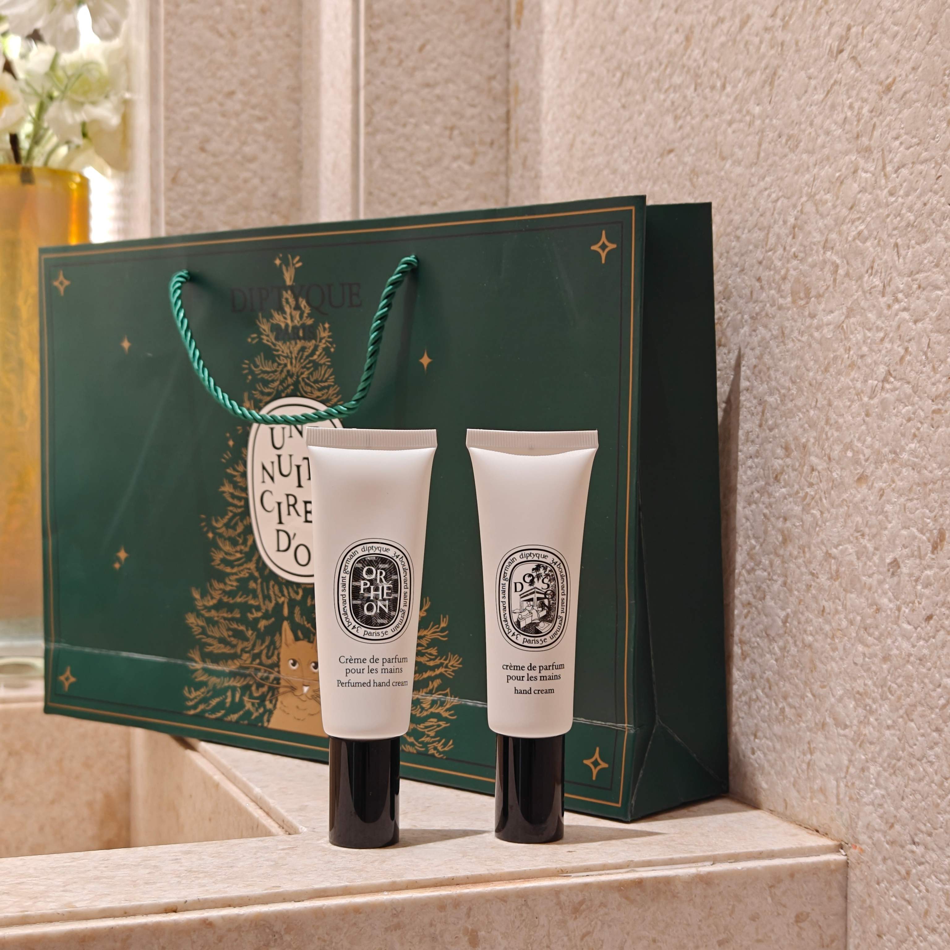 NO:939162,Orhéon's atmospheric woody floral fragrance is inspired by the legendary Dityque cafe. Crisp juniper berries collide with soft jasmine, cedar and tonka bean finish, the atmosphere is retro and relaxing. The texture of the hand cream is soft and smooth, quickly nourishing chapped hands, without any sticky residue. The cold-toned neutral fragrance, regardless of gender, exudes a lazy and advanced atmosphere when raising hands, and has a stable atmosphere for daily commuting Eau de Paris  Caitale's modern rose chypre fragrance refuses the sweet and tacky rose fragrance. Pink pepper brings freshness and spiciness, and the rose blooms wantonly. The base note of patchouli precipitates a calm foundation. The cream is soft and silky, deeply caring for dry and rough hands, and is light and easy to spread. The floral fragrance envelops the sassy aura, with both the softness of roses and the free and easy city. The fragrance lingers on the fingertips, showing the unique charm of urban women., Trendy Department Store Hand Cream19860909奥费恩 Orhéon  氛围感拉满的木质花香调灵感源自Dityque传奇咖啡馆.清冽杜松子碰撞柔润茉莉,雪松与零陵香豆收尾,氛围感复古又松弛.护手霜质地软糯顺滑,快速滋养干裂双手,上手无黏腻残留.冷调中性香,不分性别,抬手间漫出慵懒高级气息,日常通勤氛围感稳稳  巴黎之水 Eau Caitale  摩登感玫瑰西普香拒绝甜俗的玫瑰香,粉红胡椒带来鲜活辛感,玫瑰肆意绽放,后调广藿香沉淀出沉稳底蕴.膏体柔润丝滑,深度呵护手部干燥粗糙,轻薄好推开.花香裹挟飒爽气场,既有玫瑰的柔美,又带着都市的洒脱,指尖留香,尽显都市女性独特魅力.,潮品百货护手霜,accessory