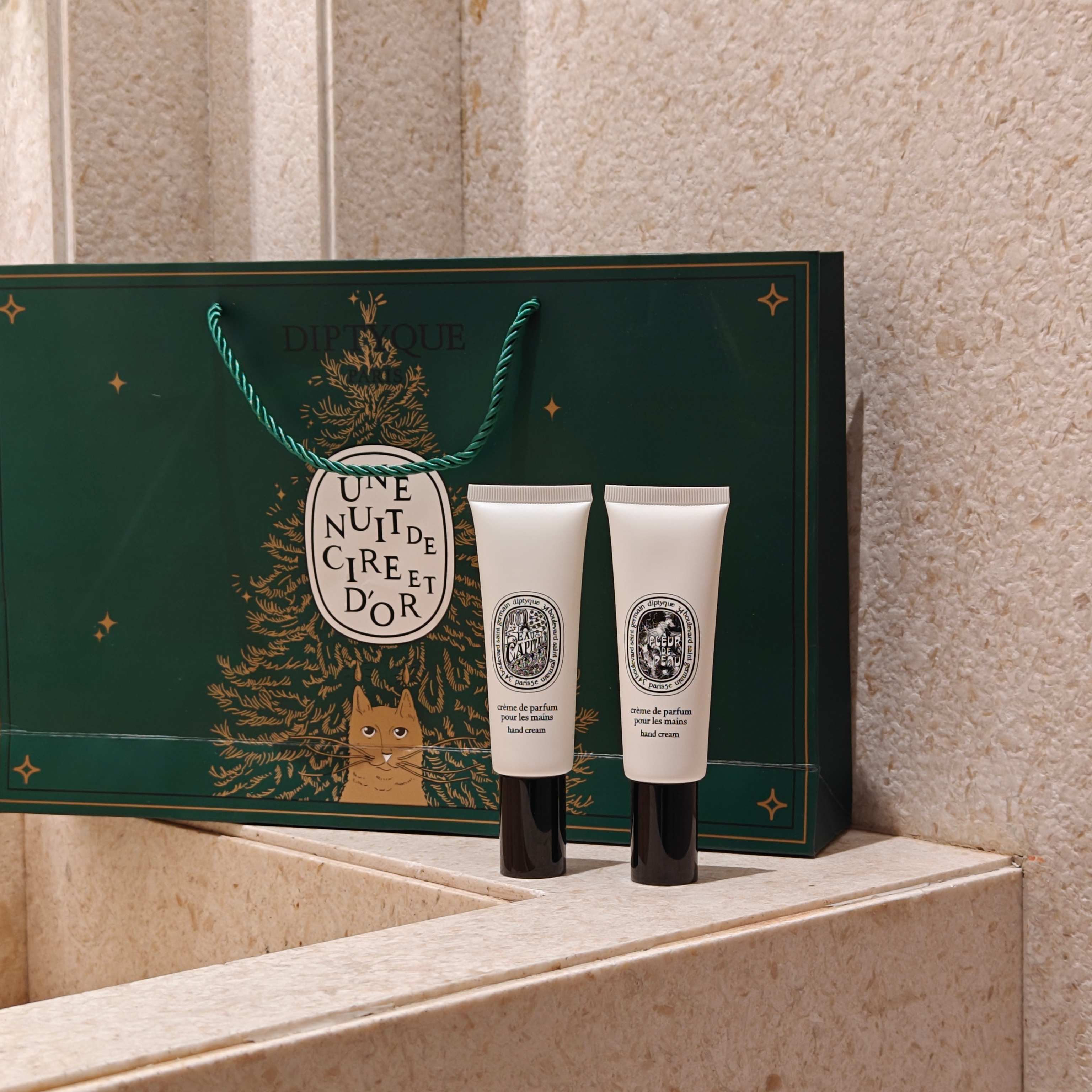 NO:939153,Do Son  The atmospheric tuberose white floral sea breeze envelops the gentle fragrance of tuberose, mixed with orange blossom and light jasmine, with a hint of refreshing pink pepper, weakening the sweetness, hazy and lazy. The texture of the cream is smooth and easy to spread, moisturizing and repairing dry hands, and improving the roughness of fingertips. After applying, the soft white flower fragrance lingers on the hands, like a sea of white flowers on the seaside at dusk. When you raise your hand, you will feel the atmospheric pseudo-body fragrance, and the gentle atmosphere will be felt directly.  Fleur de eau, the god-level skin-fitting pseudo-body fragrance, is elegant and soft. Iris is elegant and soft, with the light fruity fragrance of ambrette seeds. The soft musk at the end slowly spreads out, just like the skin's own natural body fragrance, clean and ambiguous. The moisturizing and non-greasy hand cream texture quickly nourishes the hands and will not stick to the phone. There is no ostentatious floral fragrance, it is a hazy scent close to the skin, low-key and advanced, suitable for both men and women, cool and gentle., Trendy Department Store Hand Cream19860909杜桑 Do Son  氛围感晚香玉白花香海风裹挟晚香玉的温柔馥郁,混着橙花与淡淡茉莉,带一丝粉红胡椒的清冽,弱化甜腻感,朦胧又慵懒.乳霜质地顺滑好推开,滋润修护干燥双手,改善指尖粗糙.涂完手上萦绕柔婉白花香气,像黄昏海边的白花海,抬手就是氛围感伪体香,温柔氛围感直接拉满.  肌肤之花 Fleur de eau  封神级贴肤伪体香鸢尾雅致柔和,搭配黄葵籽的淡淡果香,后调绵软麝香缓缓散开,如同肌肤原生自带的体香,干净又暧昧.润而不油的护手霜质地,快速滋养双手,不会黏糊糊沾手机.没有张扬的花香,是贴近皮肤的朦胧气息,低调高级,男女都适配,清冷又温柔.,潮品百货护手霜,accessory
