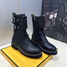 芬迪 Fendi. 2026秋冬新款侧拉链及裸机车女短靴 F家字母logo五金皮带扣低跟圆头系带骑士军靴 材质:鞋面进口 芬迪 Fendi. 2026秋冬新款侧拉链及裸机车女短靴 F家字母logo五金皮带扣低跟圆头系带骑士军靴 材质:鞋面进口