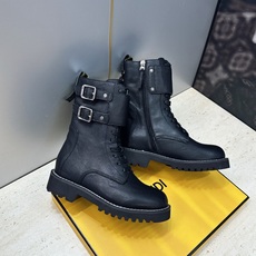 芬迪 Fendi. 2026秋冬新款侧拉链及裸机车女短靴 F家字母logo五金皮带扣低跟圆头系带骑士军靴 材质:鞋面进口 芬迪 Fendi. 2026秋冬新款侧拉链及裸机车女短靴 F家字母logo五金皮带扣低跟圆头系带骑士军靴 材质:鞋面进口