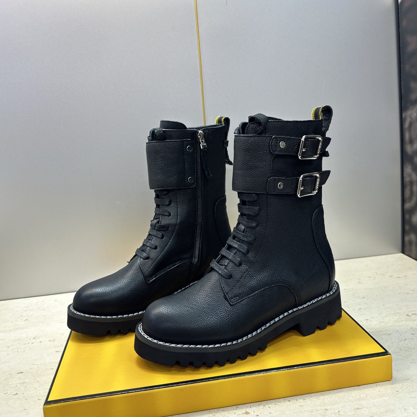 芬迪 Fendi. 2026秋冬新款侧拉链及裸机车女短靴 F家字母logo五金皮带扣低跟圆头系带骑士军靴 材质:鞋面进口 芬迪 Fendi. 2026秋冬新款侧拉链及裸机车女短靴 F家字母logo五金皮带扣低跟圆头系带骑士军靴 材质:鞋面进口