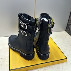 芬迪 Fendi. 2026秋冬新款侧拉链及裸机车女短靴 F家字母logo五金皮带扣低跟圆头系带骑士军靴 材质:鞋面进口 芬迪 Fendi. 2026秋冬新款侧拉链及裸机车女短靴 F家字母logo五金皮带扣低跟圆头系带骑士军靴 材质:鞋面进口