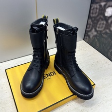 芬迪 Fendi. 2026秋冬新款侧拉链及裸机车女短靴 F家字母logo五金皮带扣低跟圆头系带骑士军靴 材质:鞋面进口 芬迪 Fendi. 2026秋冬新款侧拉链及裸机车女短靴 F家字母logo五金皮带扣低跟圆头系带骑士军靴 材质:鞋面进口