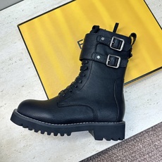 芬迪 Fendi. 2026秋冬新款侧拉链及裸机车女短靴 F家字母logo五金皮带扣低跟圆头系带骑士军靴 材质:鞋面进口 芬迪 Fendi. 2026秋冬新款侧拉链及裸机车女短靴 F家字母logo五金皮带扣低跟圆头系带骑士军靴 材质:鞋面进口