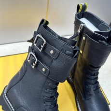 芬迪 Fendi. 2026秋冬新款侧拉链及裸机车女短靴 F家字母logo五金皮带扣低跟圆头系带骑士军靴 材质:鞋面进口 芬迪 Fendi. 2026秋冬新款侧拉链及裸机车女短靴 F家字母logo五金皮带扣低跟圆头系带骑士军靴 材质:鞋面进口