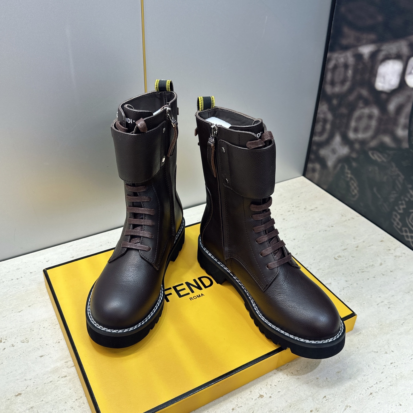 芬迪 Fendi. 2026秋冬新款侧拉链及裸机车女短靴 F家字母logo五金皮带扣低跟圆头系带骑士军靴 材质:鞋面进口 芬迪 Fendi. 2026秋冬新款侧拉链及裸机车女短靴 F家字母logo五金皮带扣低跟圆头系带骑士军靴 材质:鞋面进口