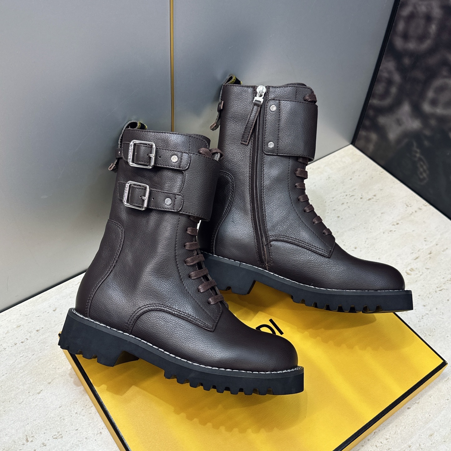 芬迪 Fendi. 2026秋冬新款侧拉链及裸机车女短靴 F家字母logo五金皮带扣低跟圆头系带骑士军靴 材质:鞋面进口 芬迪 Fendi. 2026秋冬新款侧拉链及裸机车女短靴 F家字母logo五金皮带扣低跟圆头系带骑士军靴 材质:鞋面进口