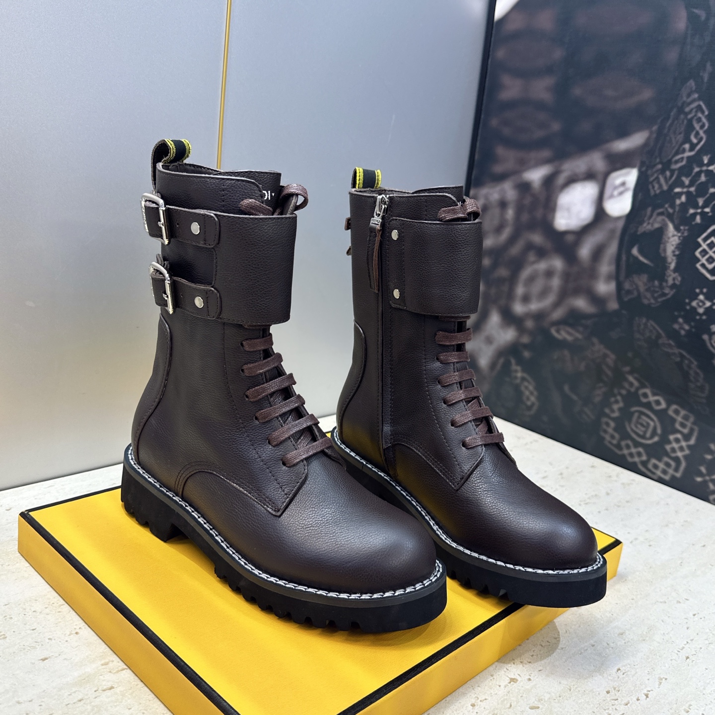 芬迪 Fendi. 2026秋冬新款侧拉链及裸机车女短靴 F家字母logo五金皮带扣低跟圆头系带骑士军靴 材质:鞋面进口 芬迪 Fendi. 2026秋冬新款侧拉链及裸机车女短靴 F家字母logo五金皮带扣低跟圆头系带骑士军靴 材质:鞋面进口