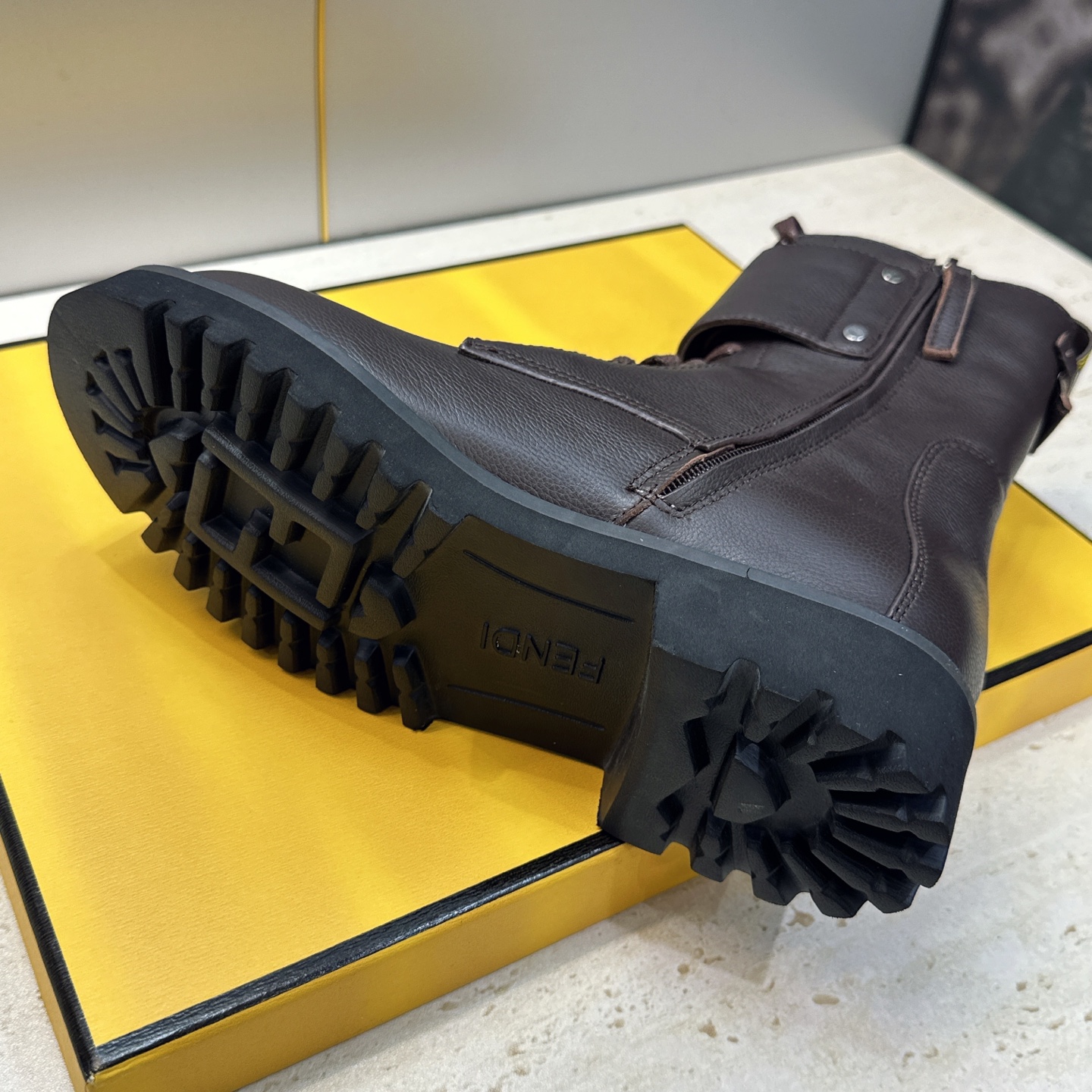 芬迪 Fendi. 2026秋冬新款侧拉链及裸机车女短靴 F家字母logo五金皮带扣低跟圆头系带骑士军靴 材质:鞋面进口 芬迪 Fendi. 2026秋冬新款侧拉链及裸机车女短靴 F家字母logo五金皮带扣低跟圆头系带骑士军靴 材质:鞋面进口