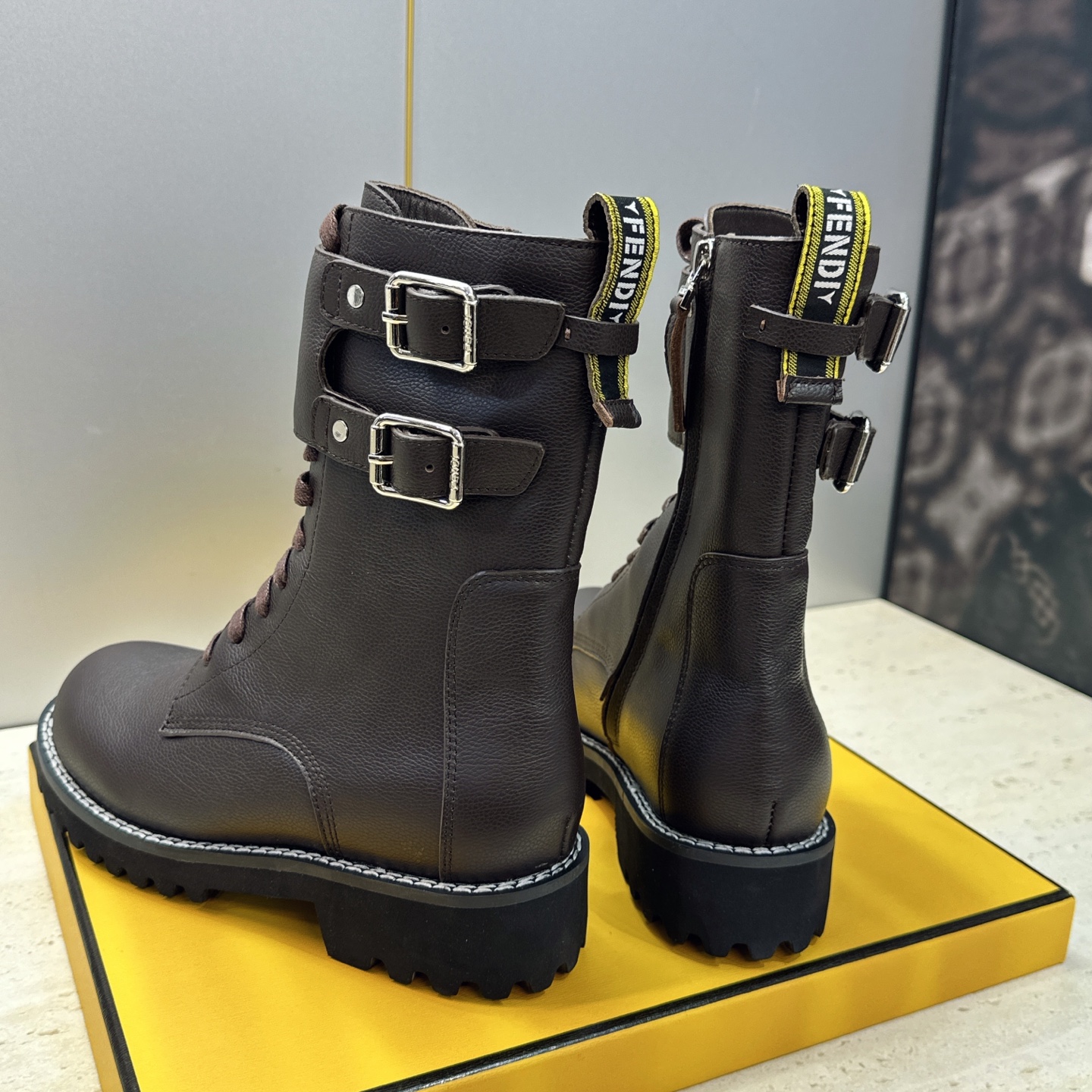 芬迪 Fendi. 2026秋冬新款侧拉链及裸机车女短靴 F家字母logo五金皮带扣低跟圆头系带骑士军靴 材质:鞋面进口 芬迪 Fendi. 2026秋冬新款侧拉链及裸机车女短靴 F家字母logo五金皮带扣低跟圆头系带骑士军靴 材质:鞋面进口