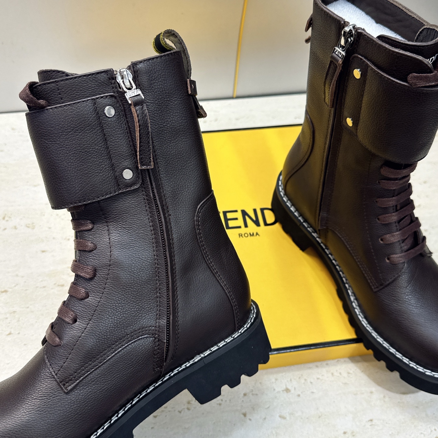 芬迪 Fendi. 2026秋冬新款侧拉链及裸机车女短靴 F家字母logo五金皮带扣低跟圆头系带骑士军靴 材质:鞋面进口 芬迪 Fendi. 2026秋冬新款侧拉链及裸机车女短靴 F家字母logo五金皮带扣低跟圆头系带骑士军靴 材质:鞋面进口