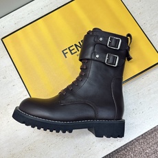 芬迪 Fendi. 2026秋冬新款侧拉链及裸机车女短靴 F家字母logo五金皮带扣低跟圆头系带骑士军靴 材质:鞋面进口 芬迪 Fendi. 2026秋冬新款侧拉链及裸机车女短靴 F家字母logo五金皮带扣低跟圆头系带骑士军靴 材质:鞋面进口