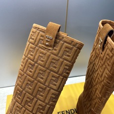 芬迪 Fendi. 2026秋冬新款系列高筒及膝女长靴 F家字母logo老花面五金皮带扣低跟圆头一脚蹬机车骑士靴 材质: 芬迪 Fendi. 2026秋冬新款系列高筒及膝女长靴 F家字母logo老花面五金皮带扣低跟圆头一脚蹬机车骑士靴 材质: