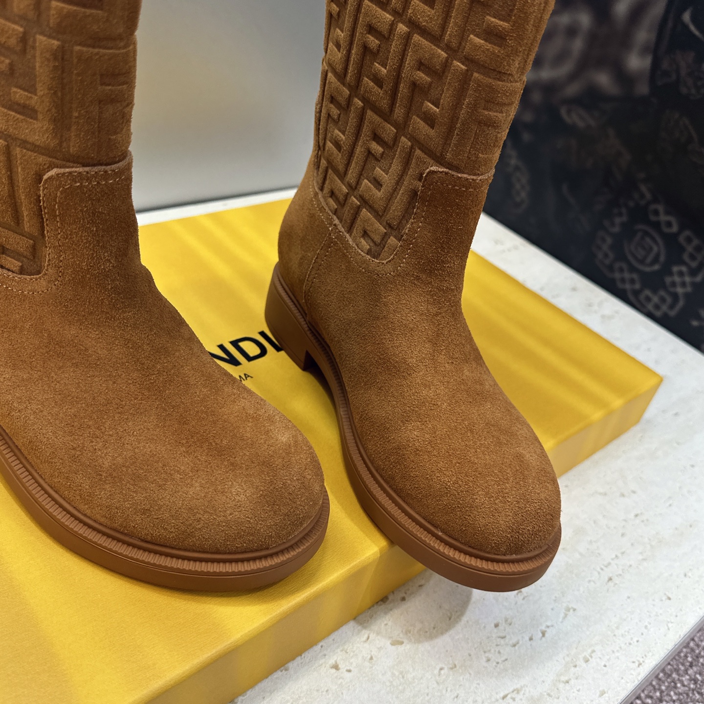 芬迪 Fendi. 2026秋冬新款系列高筒及膝女长靴 F家字母logo老花面五金皮带扣低跟圆头一脚蹬机车骑士靴 材质: 芬迪 Fendi. 2026秋冬新款系列高筒及膝女长靴 F家字母logo老花面五金皮带扣低跟圆头一脚蹬机车骑士靴 材质: