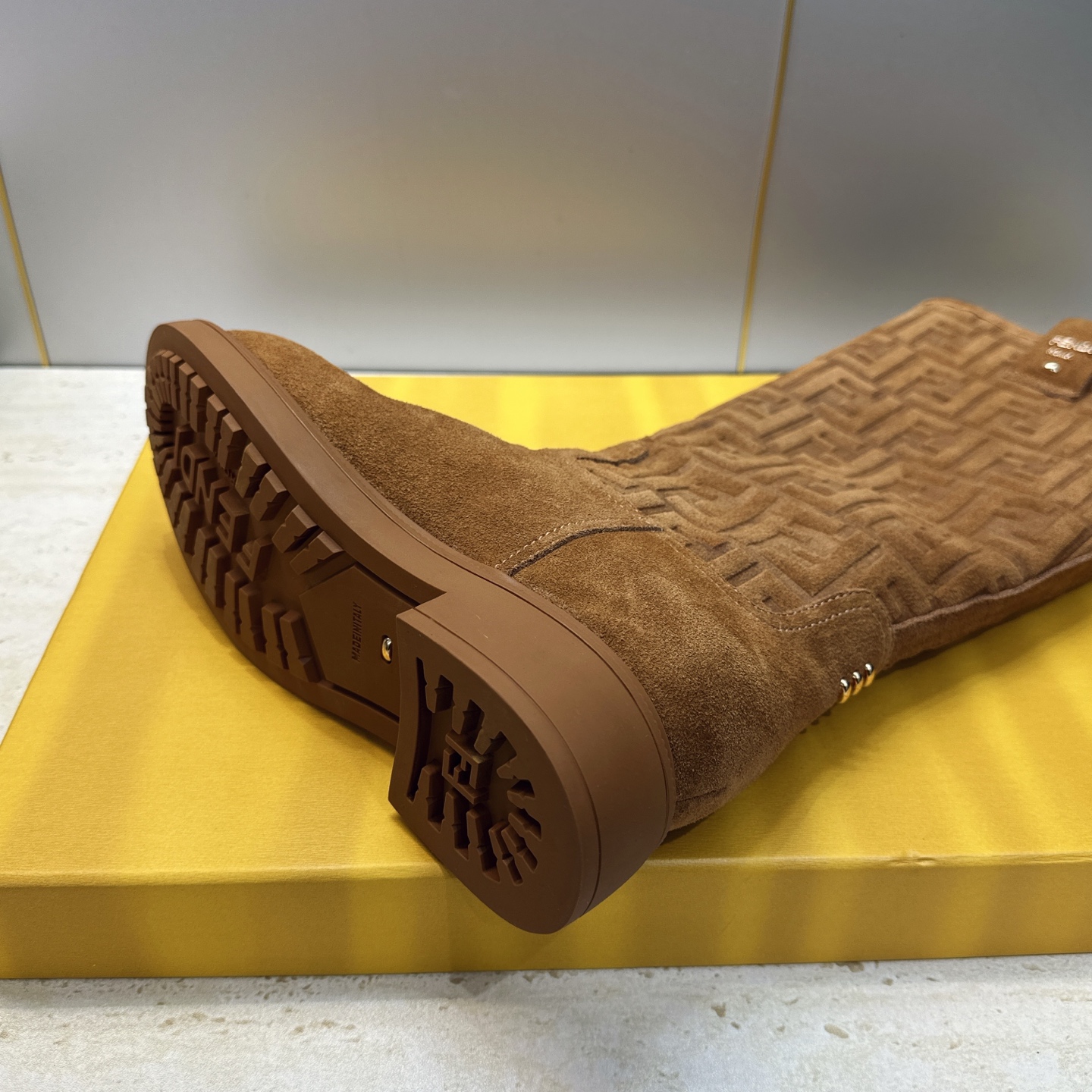 芬迪 Fendi. 2026秋冬新款系列高筒及膝女长靴 F家字母logo老花面五金皮带扣低跟圆头一脚蹬机车骑士靴 材质: 芬迪 Fendi. 2026秋冬新款系列高筒及膝女长靴 F家字母logo老花面五金皮带扣低跟圆头一脚蹬机车骑士靴 材质: