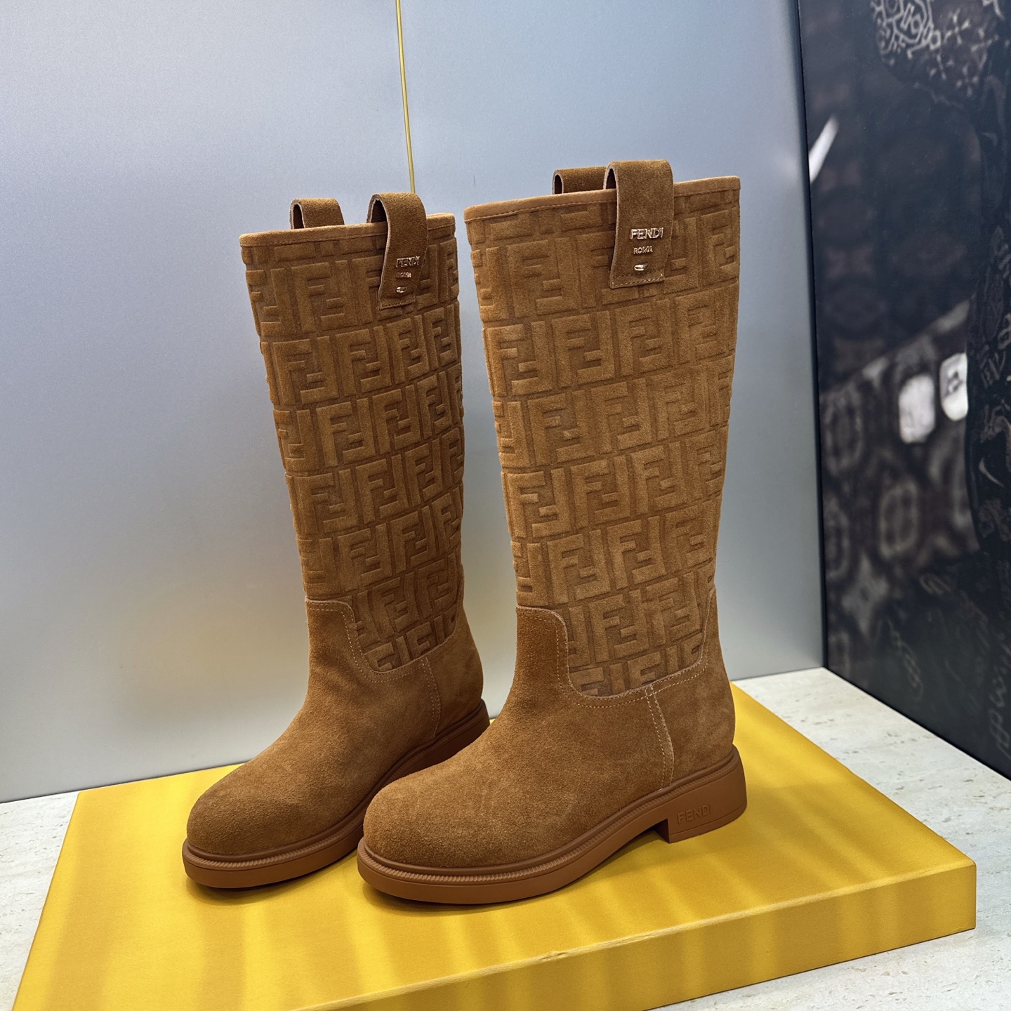 芬迪 Fendi. 2026秋冬新款系列高筒及膝女长靴 F家字母logo老花面五金皮带扣低跟圆头一脚蹬机车骑士靴 材质: 芬迪 Fendi. 2026秋冬新款系列高筒及膝女长靴 F家字母logo老花面五金皮带扣低跟圆头一脚蹬机车骑士靴 材质: