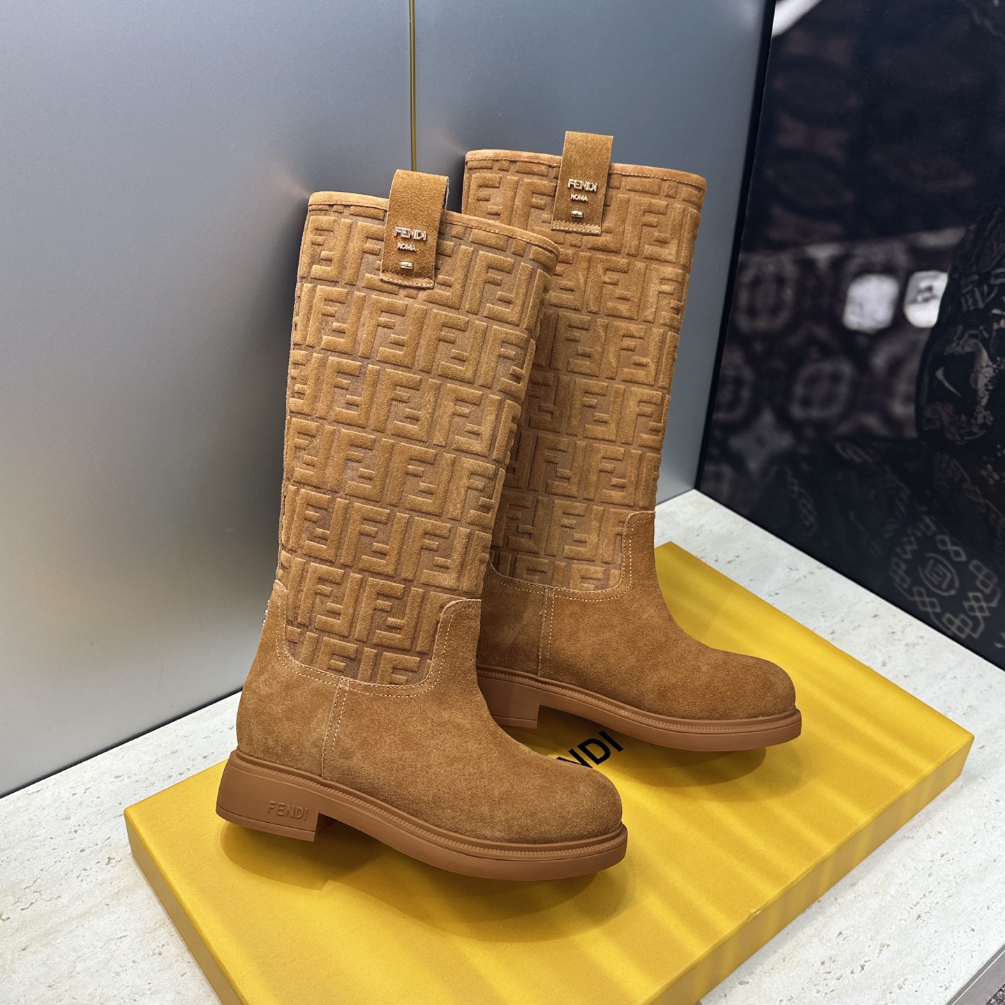 芬迪 Fendi. 2026秋冬新款系列高筒及膝女长靴 F家字母logo老花面五金皮带扣低跟圆头一脚蹬机车骑士靴 材质: 芬迪 Fendi. 2026秋冬新款系列高筒及膝女长靴 F家字母logo老花面五金皮带扣低跟圆头一脚蹬机车骑士靴 材质: