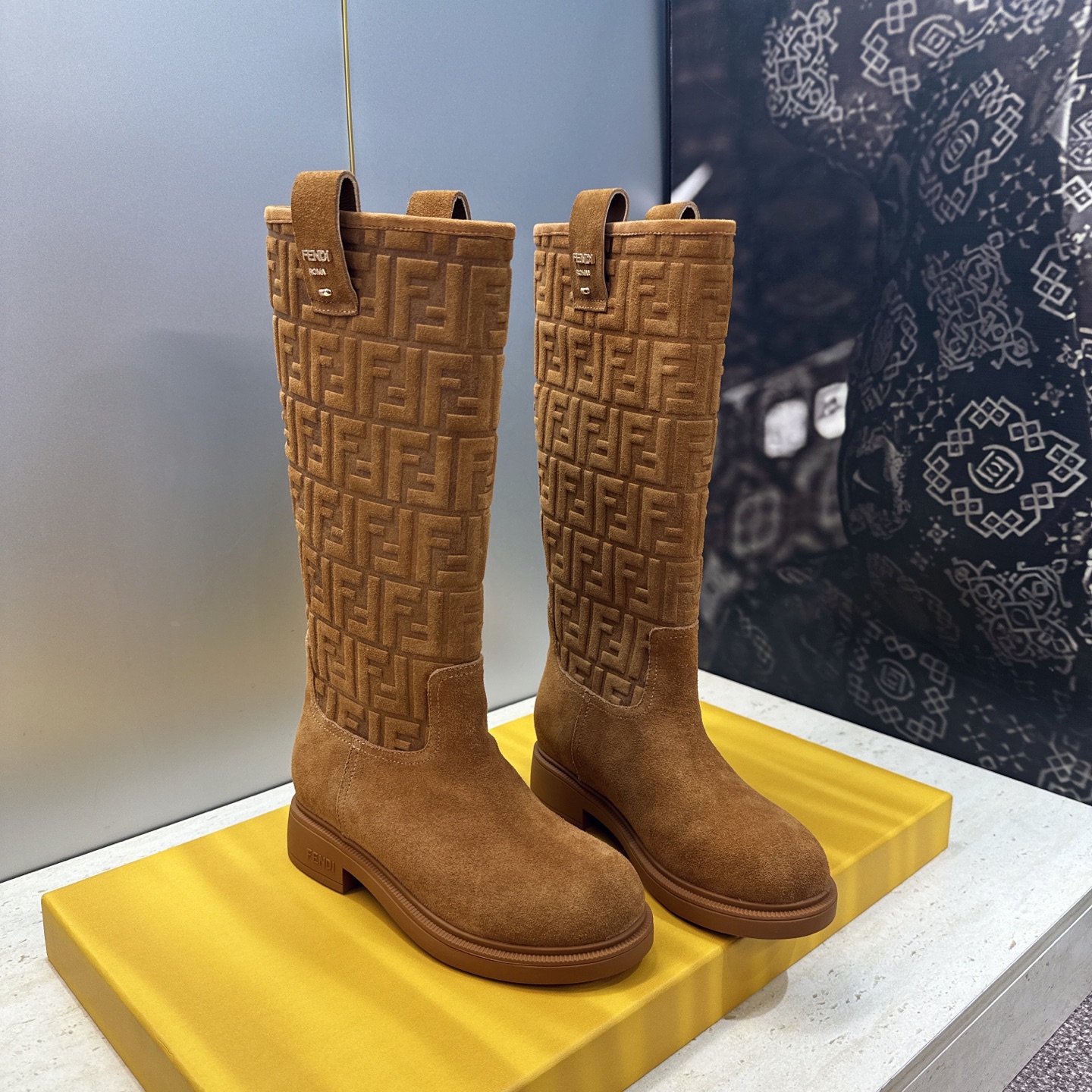 芬迪 Fendi. 2026秋冬新款系列高筒及膝女长靴 F家字母logo老花面五金皮带扣低跟圆头一脚蹬机车骑士靴 材质: 芬迪 Fendi. 2026秋冬新款系列高筒及膝女长靴 F家字母logo老花面五金皮带扣低跟圆头一脚蹬机车骑士靴 材质: