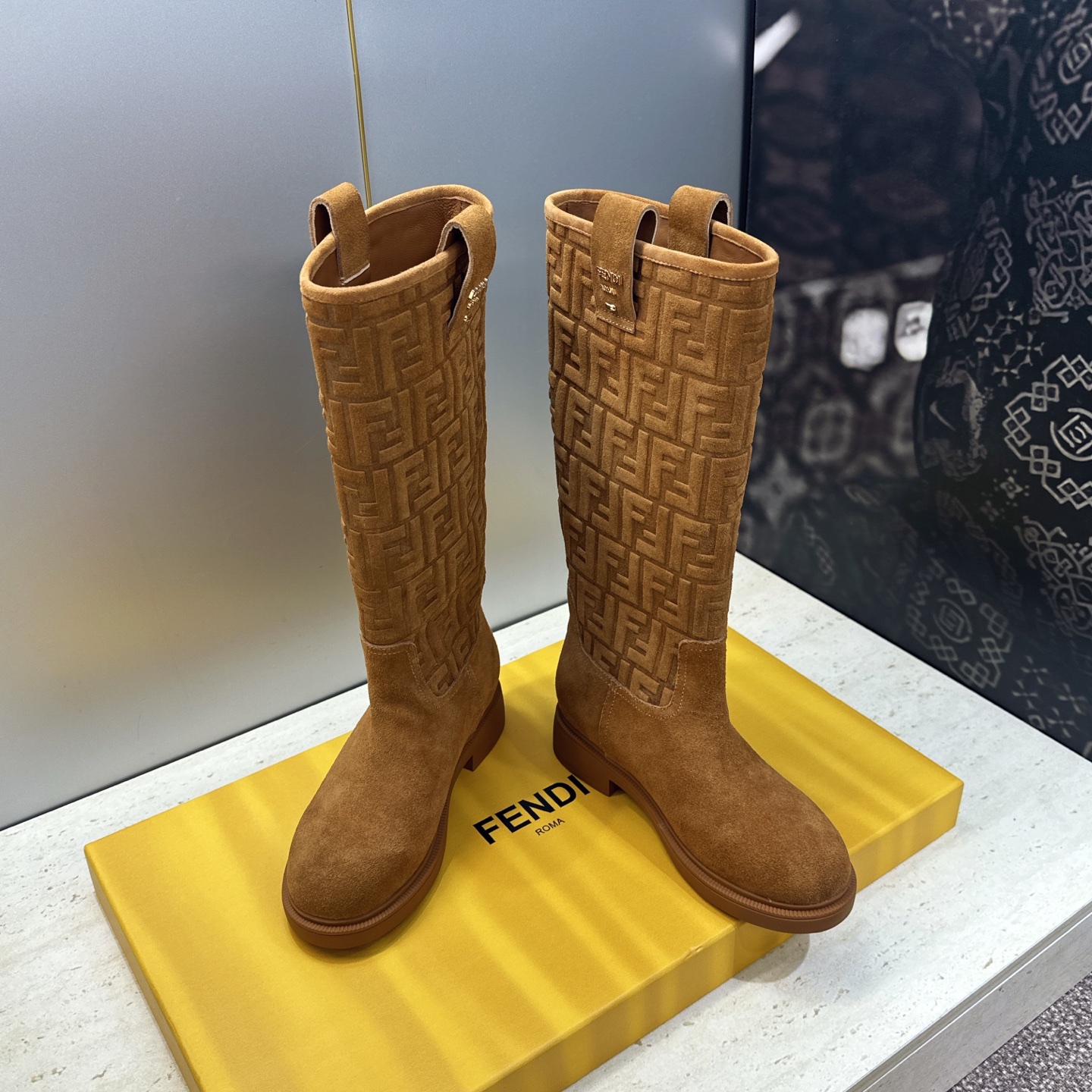 芬迪 Fendi. 2026秋冬新款系列高筒及膝女长靴 F家字母logo老花面五金皮带扣低跟圆头一脚蹬机车骑士靴 材质: 芬迪 Fendi. 2026秋冬新款系列高筒及膝女长靴 F家字母logo老花面五金皮带扣低跟圆头一脚蹬机车骑士靴 材质: