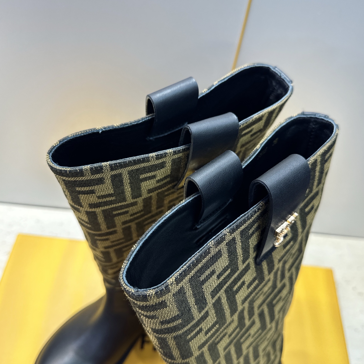 芬迪 Fendi. 2026秋冬新款系列高筒及膝女长靴 F家字母logo老花面五金皮带扣低跟圆头一脚蹬机车骑士靴 材质: 芬迪 Fendi. 2026秋冬新款系列高筒及膝女长靴 F家字母logo老花面五金皮带扣低跟圆头一脚蹬机车骑士靴 材质: