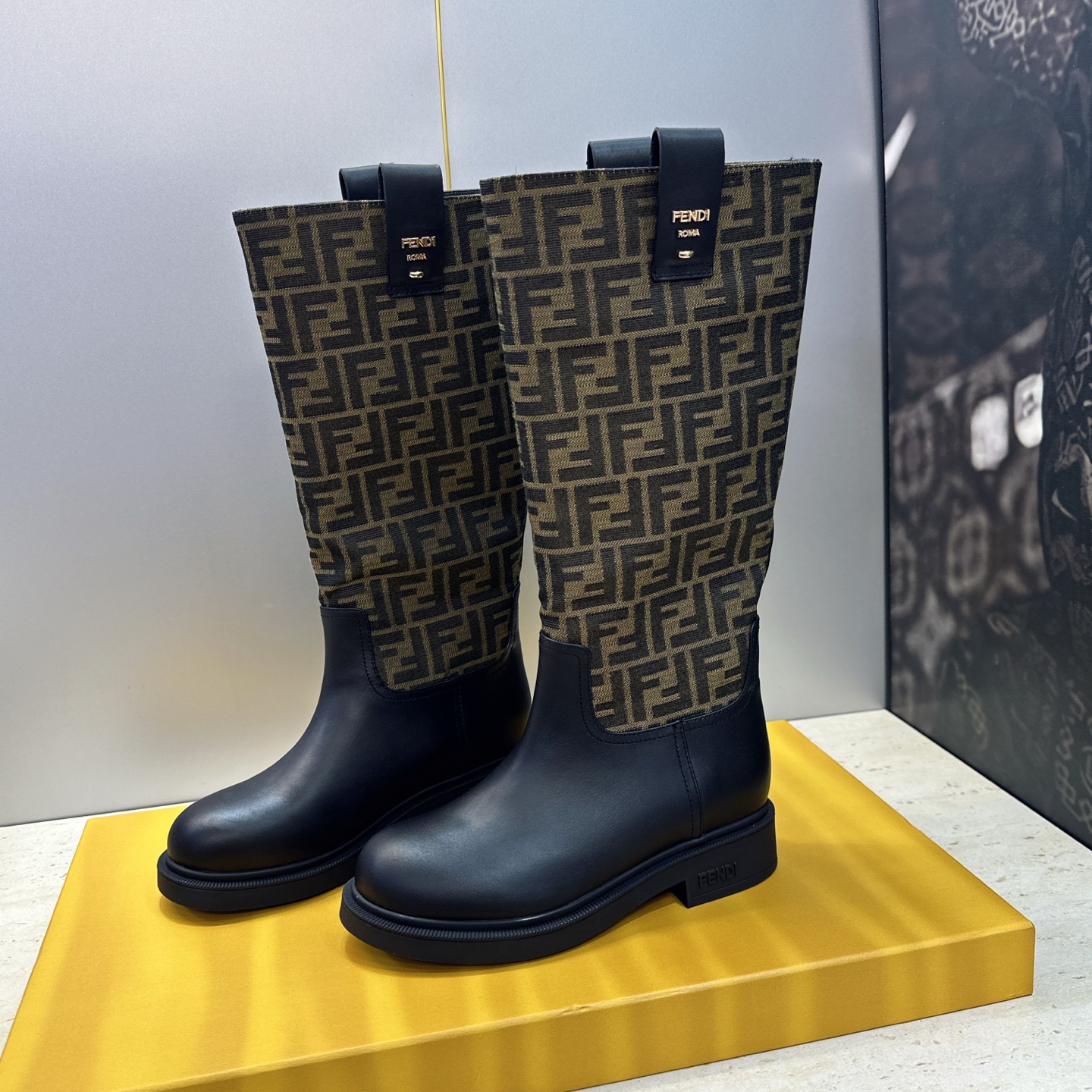 芬迪 Fendi. 2026秋冬新款系列高筒及膝女长靴 F家字母logo老花面五金皮带扣低跟圆头一脚蹬机车骑士靴 材质: 芬迪 Fendi. 2026秋冬新款系列高筒及膝女长靴 F家字母logo老花面五金皮带扣低跟圆头一脚蹬机车骑士靴 材质: