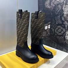 芬迪 Fendi. 2026秋冬新款系列高筒及膝女长靴 F家字母logo老花面五金皮带扣低跟圆头一脚蹬机车骑士靴 材质: 芬迪 Fendi. 2026秋冬新款系列高筒及膝女长靴 F家字母logo老花面五金皮带扣低跟圆头一脚蹬机车骑士靴 材质:
