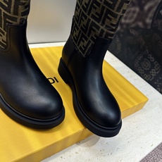 芬迪 Fendi. 2026秋冬新款系列高筒及膝女长靴 F家字母logo老花面五金皮带扣低跟圆头一脚蹬机车骑士靴 材质: 芬迪 Fendi. 2026秋冬新款系列高筒及膝女长靴 F家字母logo老花面五金皮带扣低跟圆头一脚蹬机车骑士靴 材质: