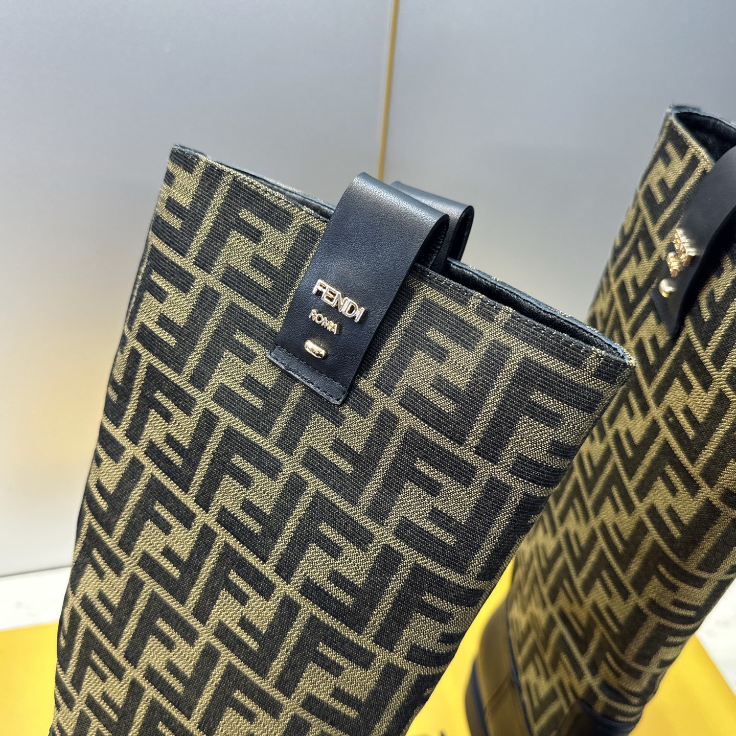 芬迪 Fendi. 2026秋冬新款系列高筒及膝女长靴 F家字母logo老花面五金皮带扣低跟圆头一脚蹬机车骑士靴 材质: 芬迪 Fendi. 2026秋冬新款系列高筒及膝女长靴 F家字母logo老花面五金皮带扣低跟圆头一脚蹬机车骑士靴 材质: