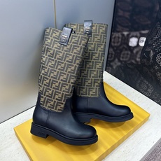 芬迪 Fendi. 2026秋冬新款系列高筒及膝女长靴 F家字母logo老花面五金皮带扣低跟圆头一脚蹬机车骑士靴 材质: 芬迪 Fendi. 2026秋冬新款系列高筒及膝女长靴 F家字母logo老花面五金皮带扣低跟圆头一脚蹬机车骑士靴 材质: