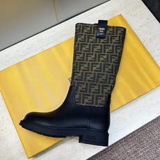 芬迪 Fendi. 2026秋冬新款系列高筒及膝女长靴 F家字母logo老花面五金皮带扣低跟圆头一脚蹬机车骑士靴 材质: 芬迪 Fendi. 2026秋冬新款系列高筒及膝女长靴 F家字母logo老花面五金皮带扣低跟圆头一脚蹬机车骑士靴 材质: