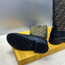 芬迪 Fendi. 2026秋冬新款系列高筒及膝女长靴 F家字母logo老花面五金皮带扣低跟圆头一脚蹬机车骑士靴 材质: 芬迪 Fendi. 2026秋冬新款系列高筒及膝女长靴 F家字母logo老花面五金皮带扣低跟圆头一脚蹬机车骑士靴 材质: