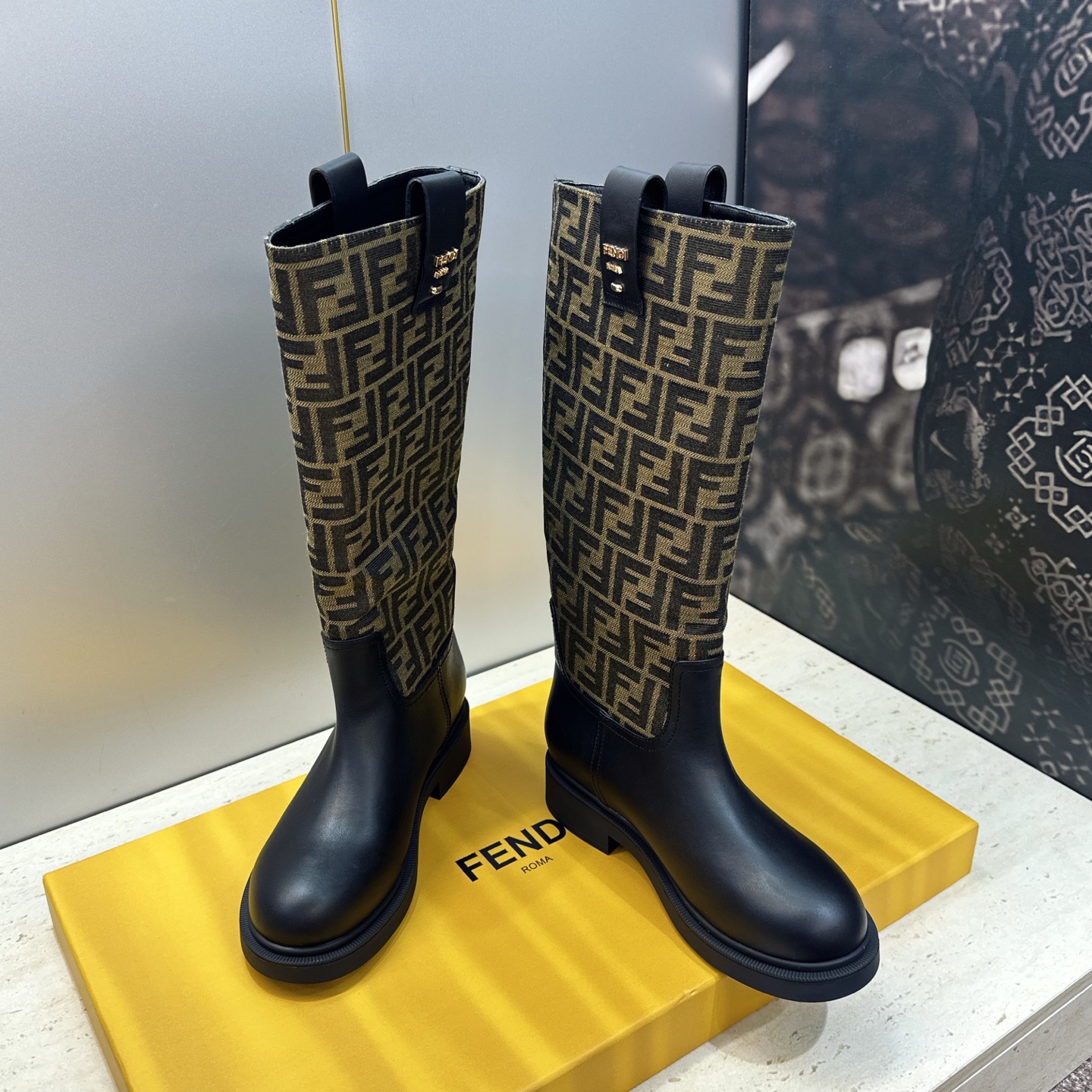 芬迪 Fendi. 2026秋冬新款系列高筒及膝女长靴 F家字母logo老花面五金皮带扣低跟圆头一脚蹬机车骑士靴 材质: 芬迪 Fendi. 2026秋冬新款系列高筒及膝女长靴 F家字母logo老花面五金皮带扣低跟圆头一脚蹬机车骑士靴 材质: